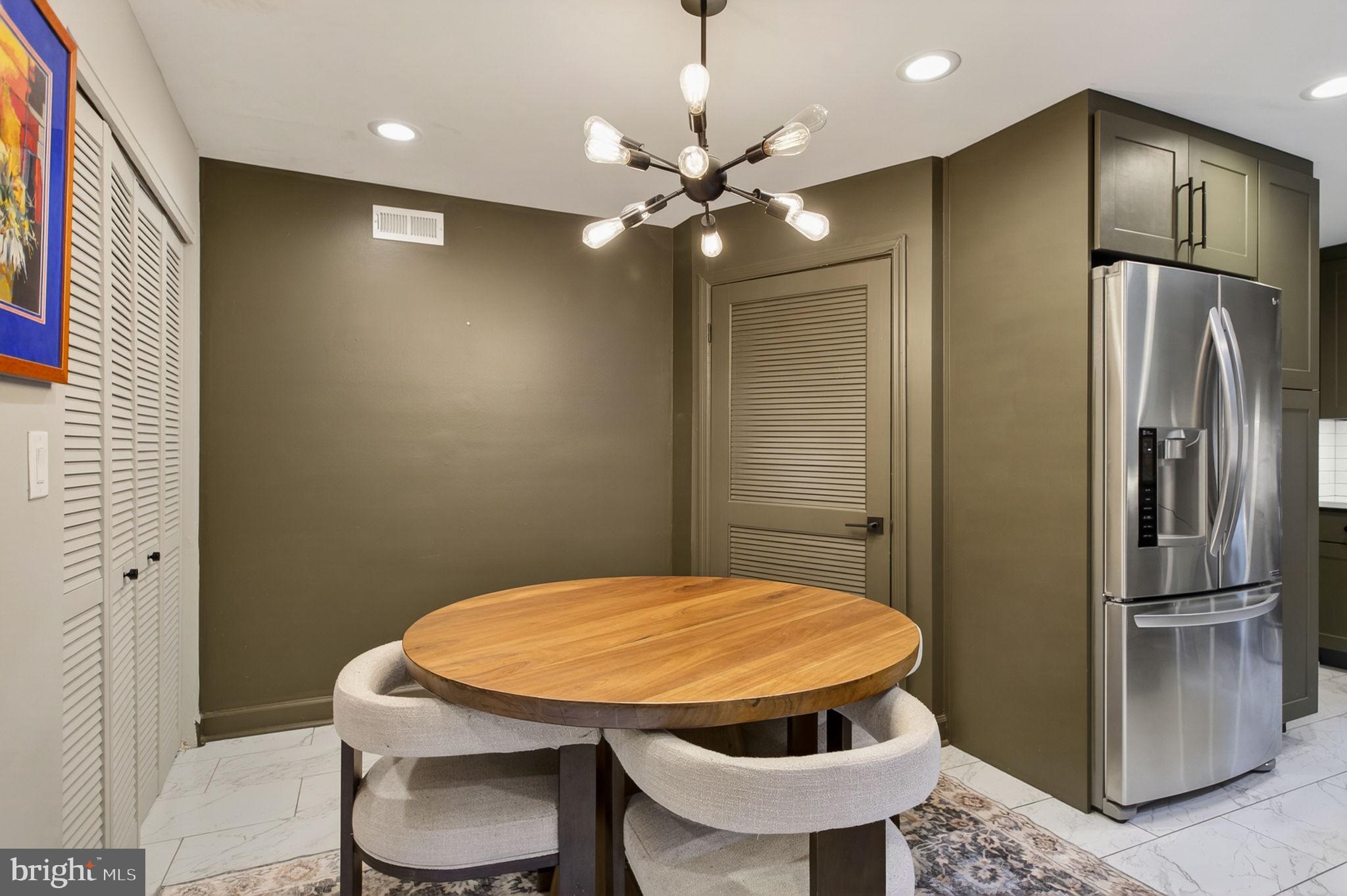 QUEEN VILLAGE - Residential