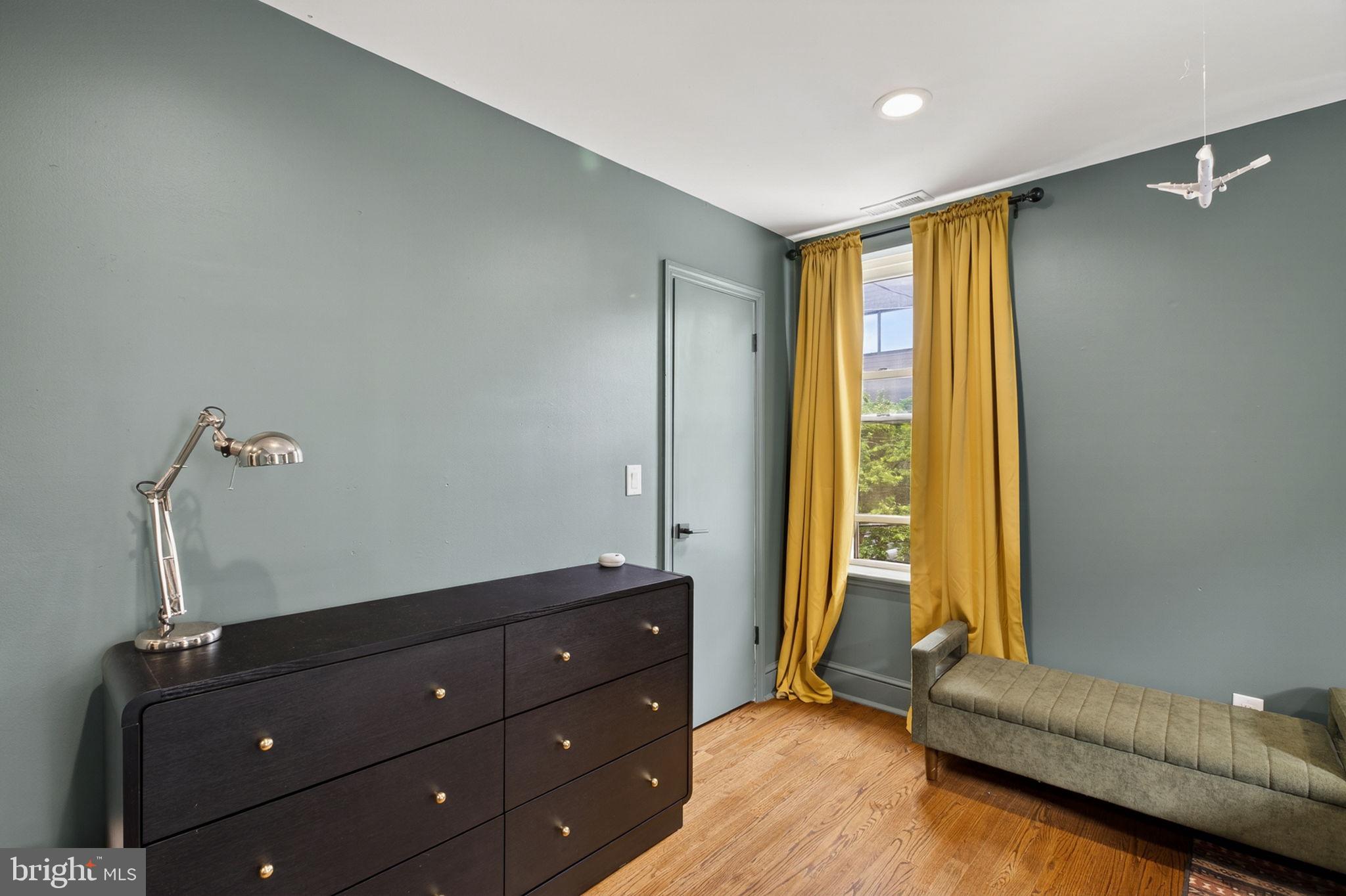 QUEEN VILLAGE - Residential