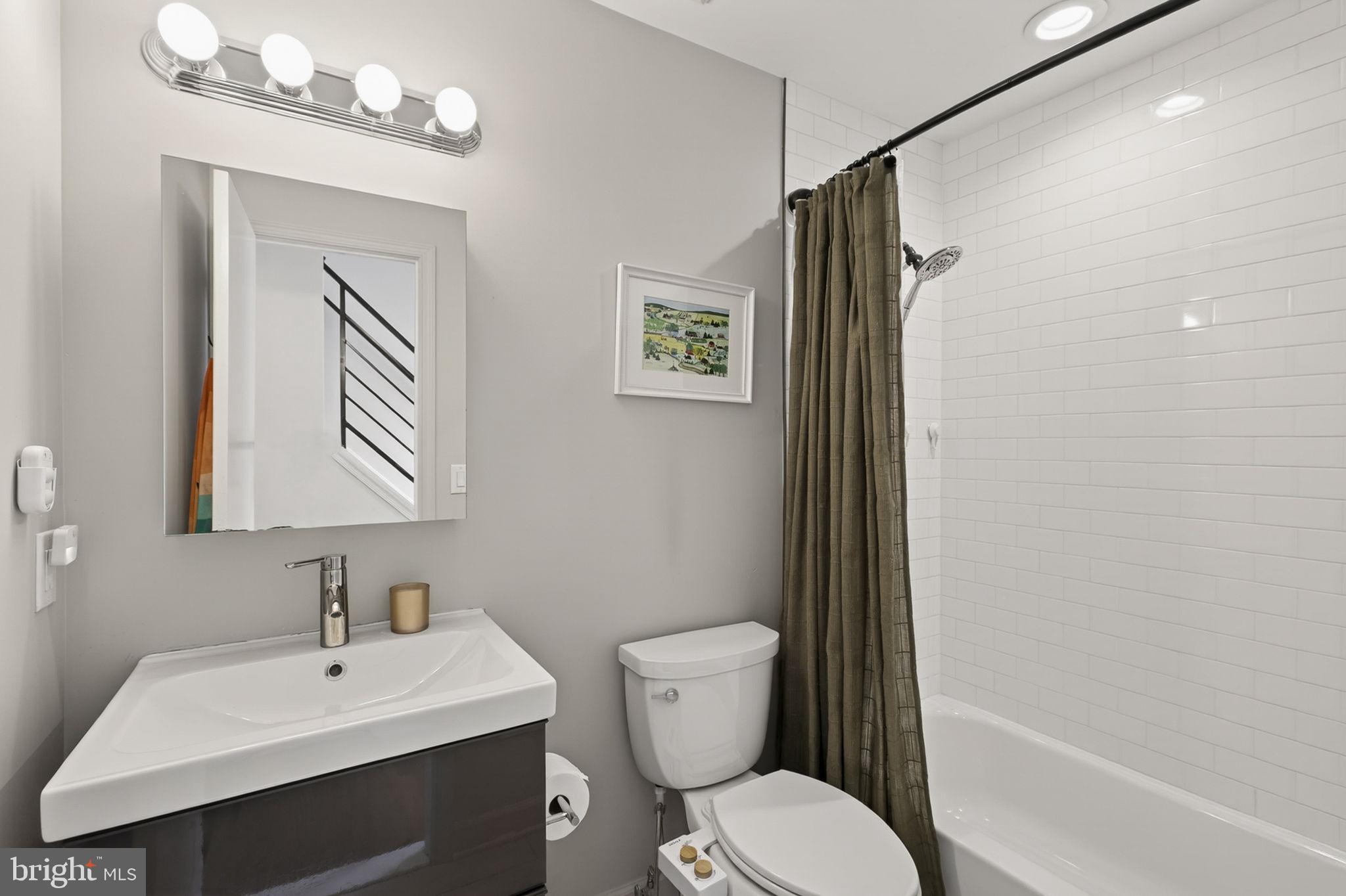 QUEEN VILLAGE - Residential