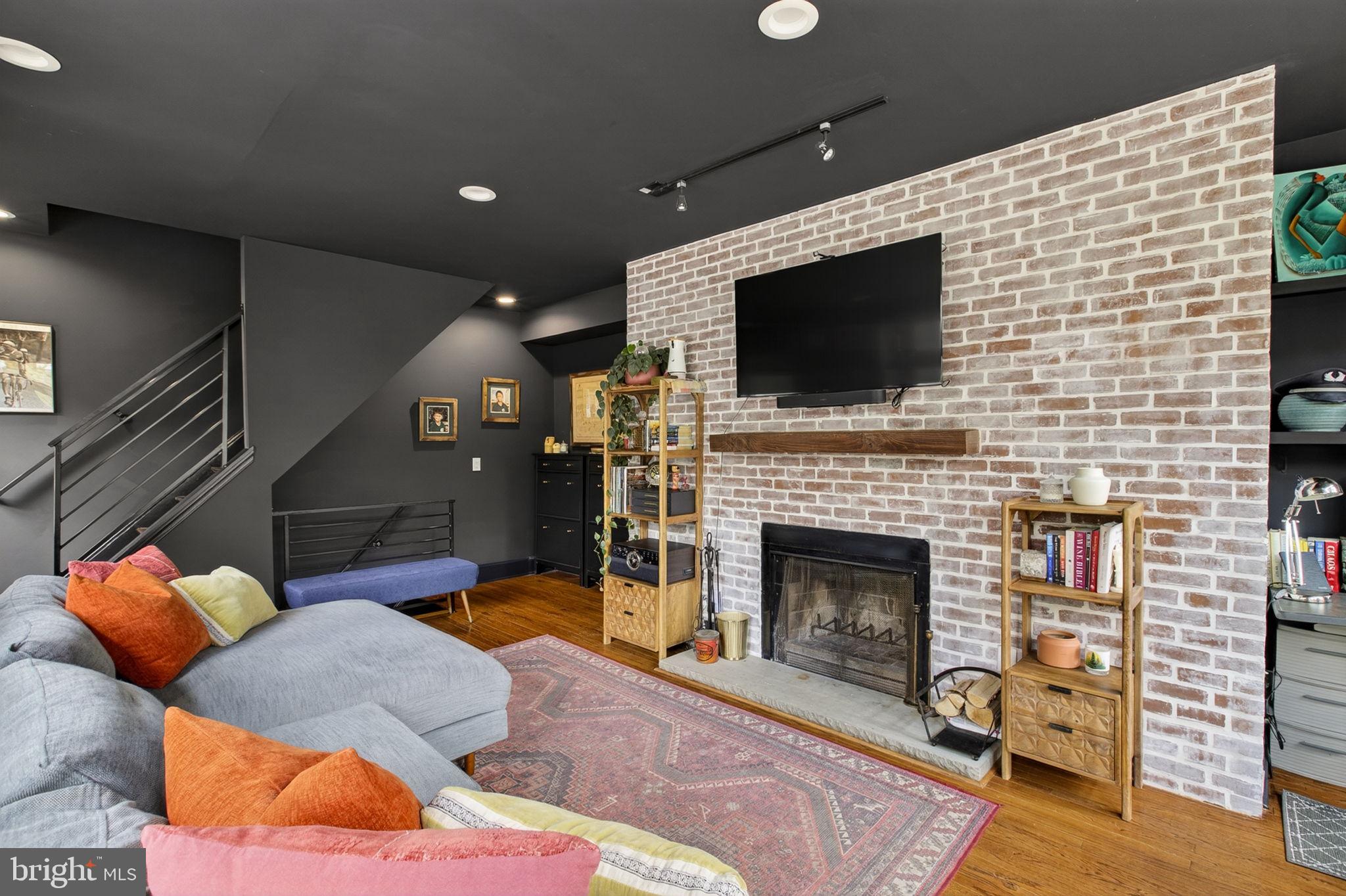 QUEEN VILLAGE - Residential