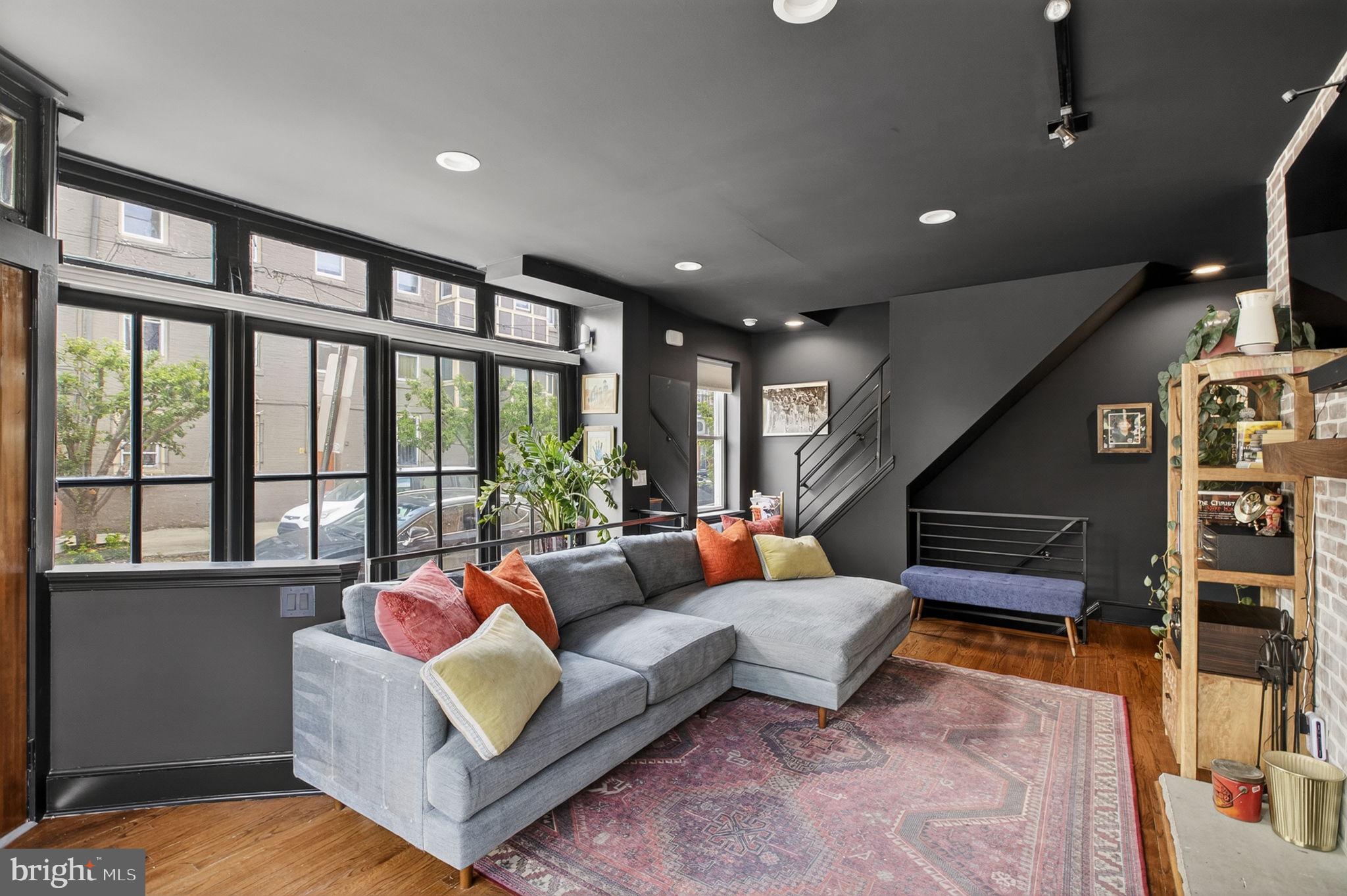 QUEEN VILLAGE - Residential