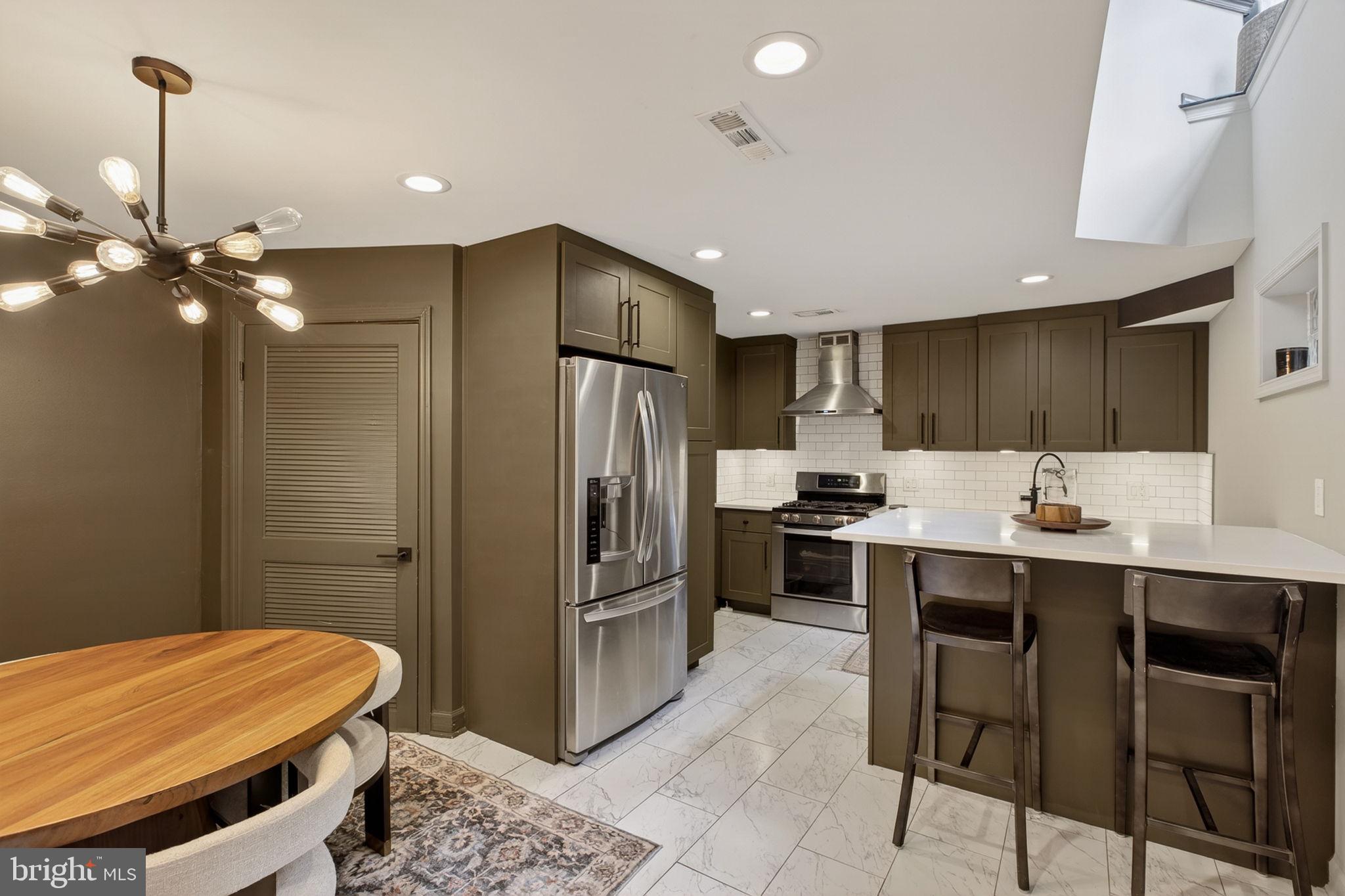 QUEEN VILLAGE - Residential