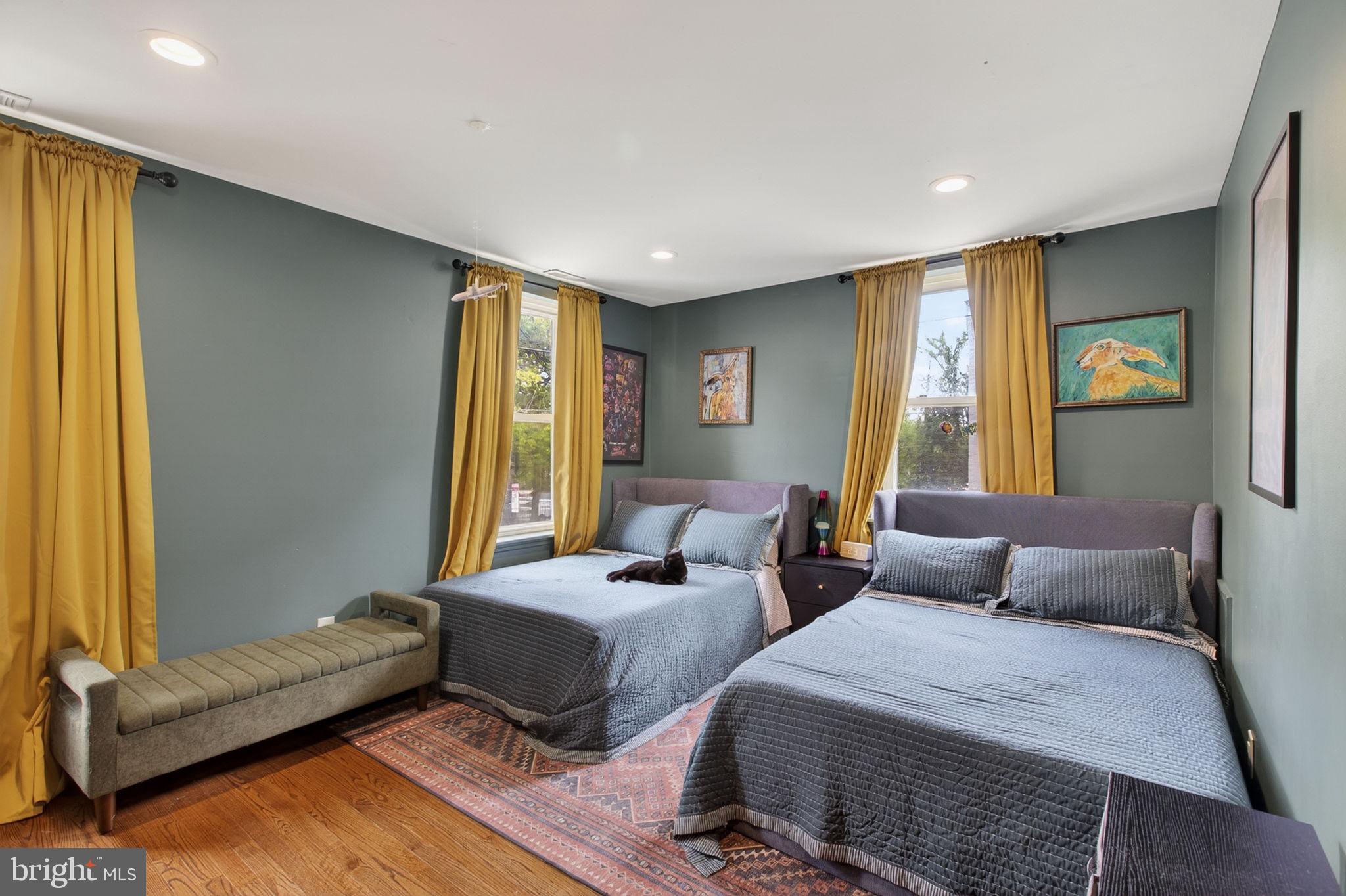 QUEEN VILLAGE - Residential
