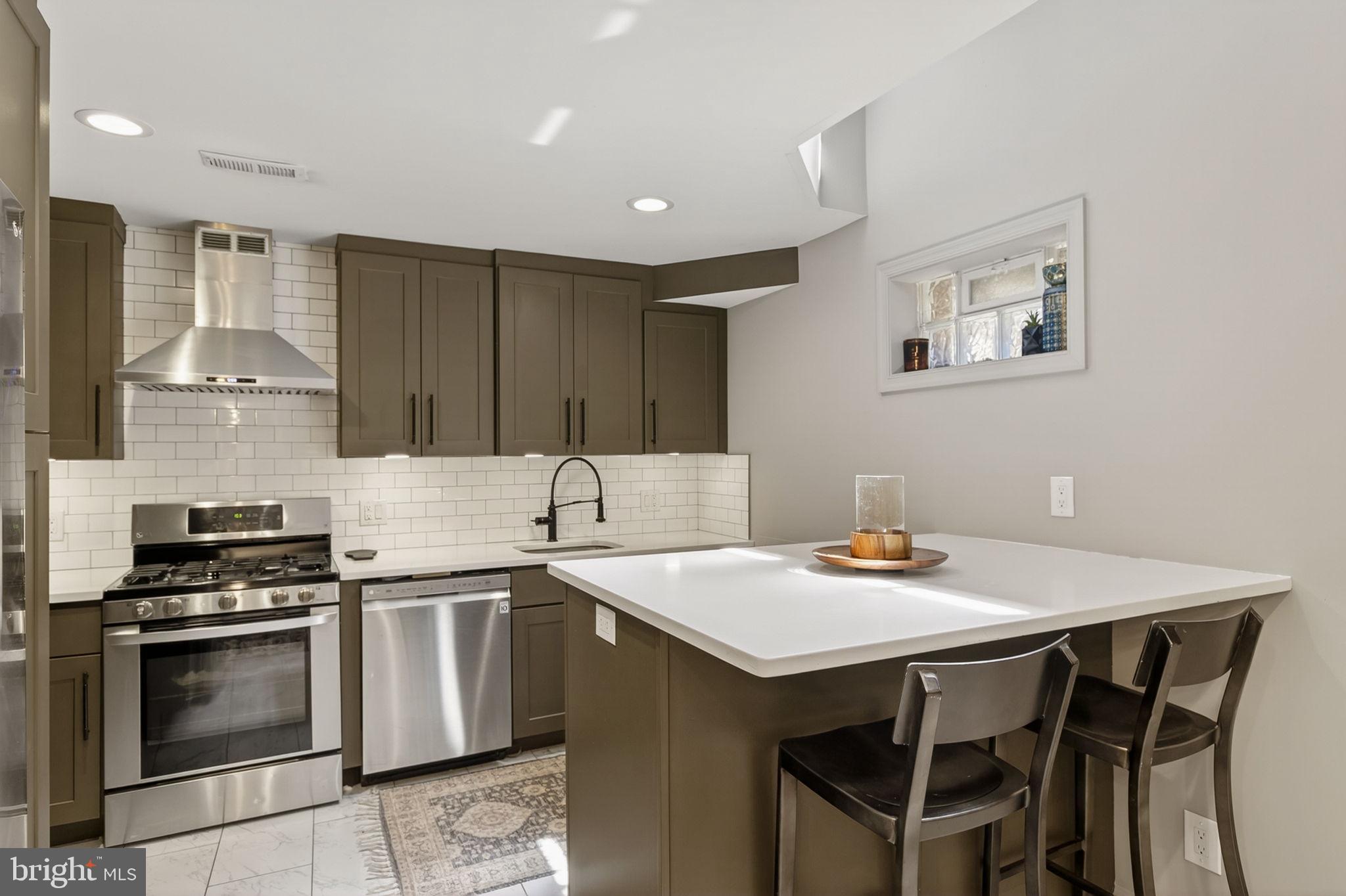QUEEN VILLAGE - Residential