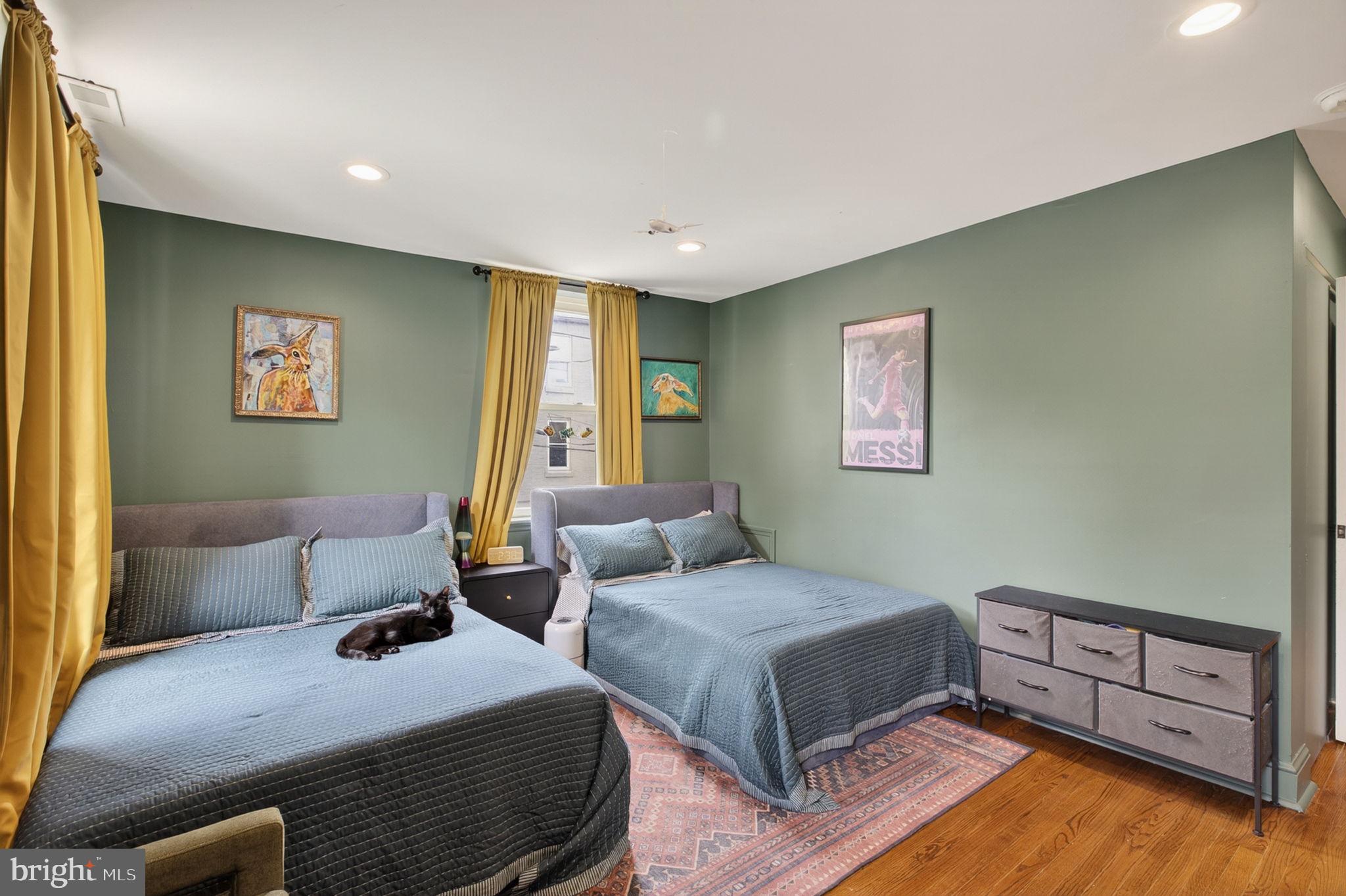 QUEEN VILLAGE - Residential