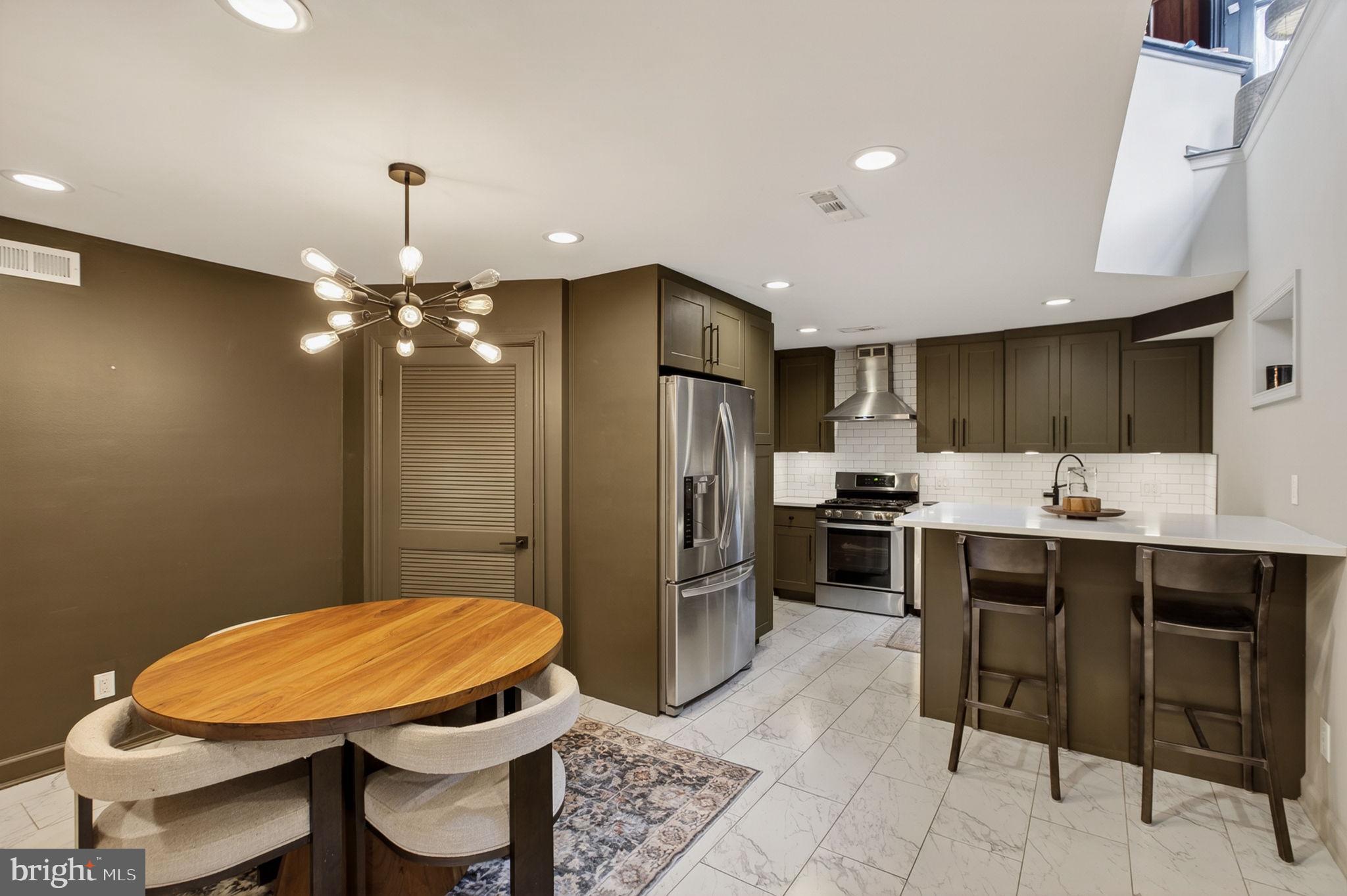 QUEEN VILLAGE - Residential