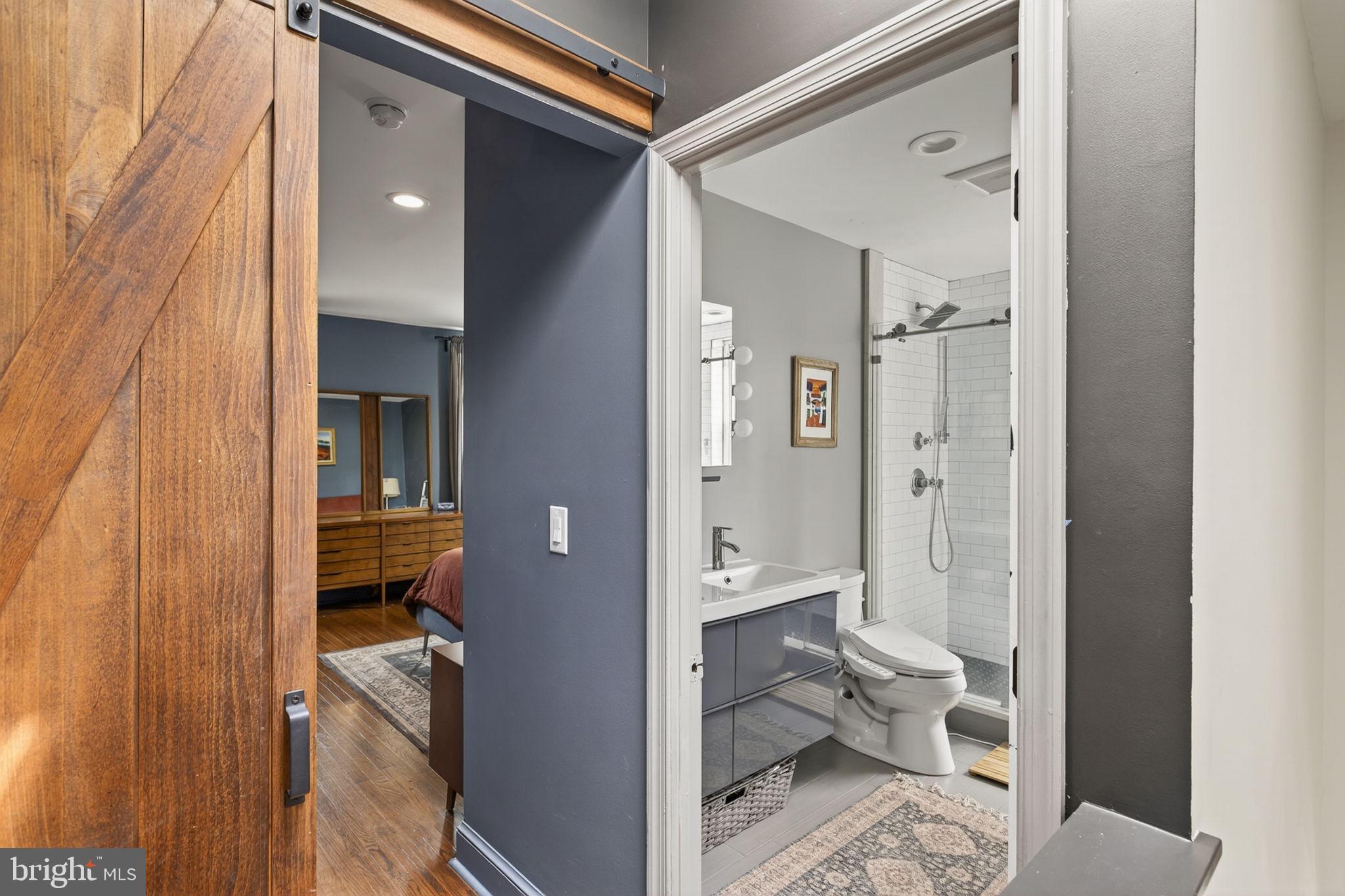 QUEEN VILLAGE - Residential