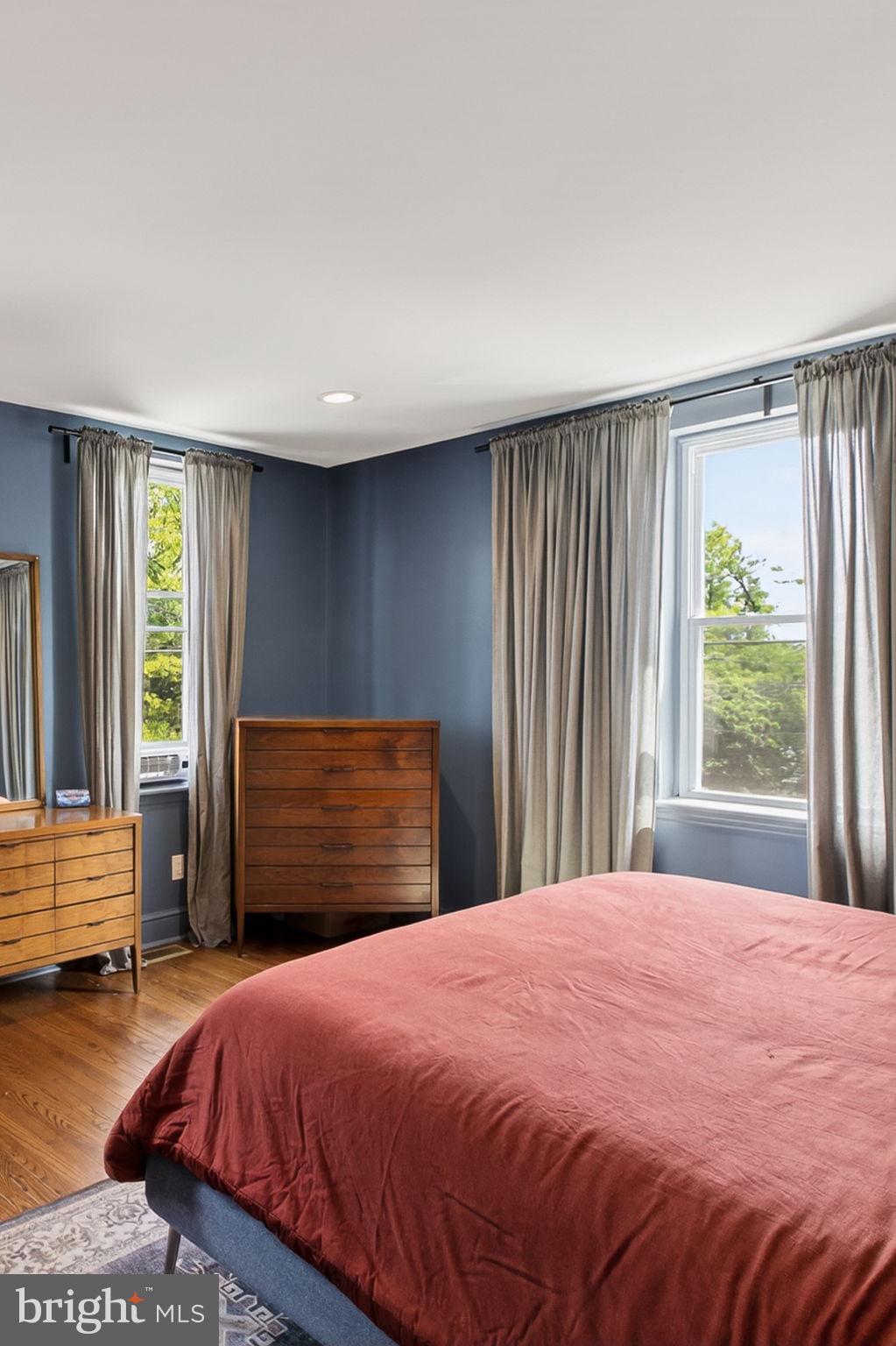 QUEEN VILLAGE - Residential