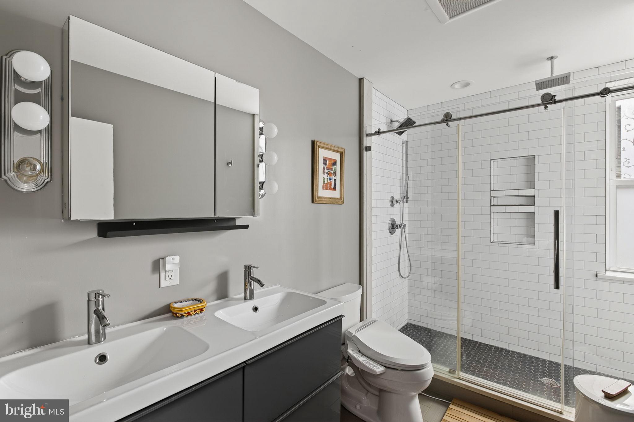 QUEEN VILLAGE - Residential
