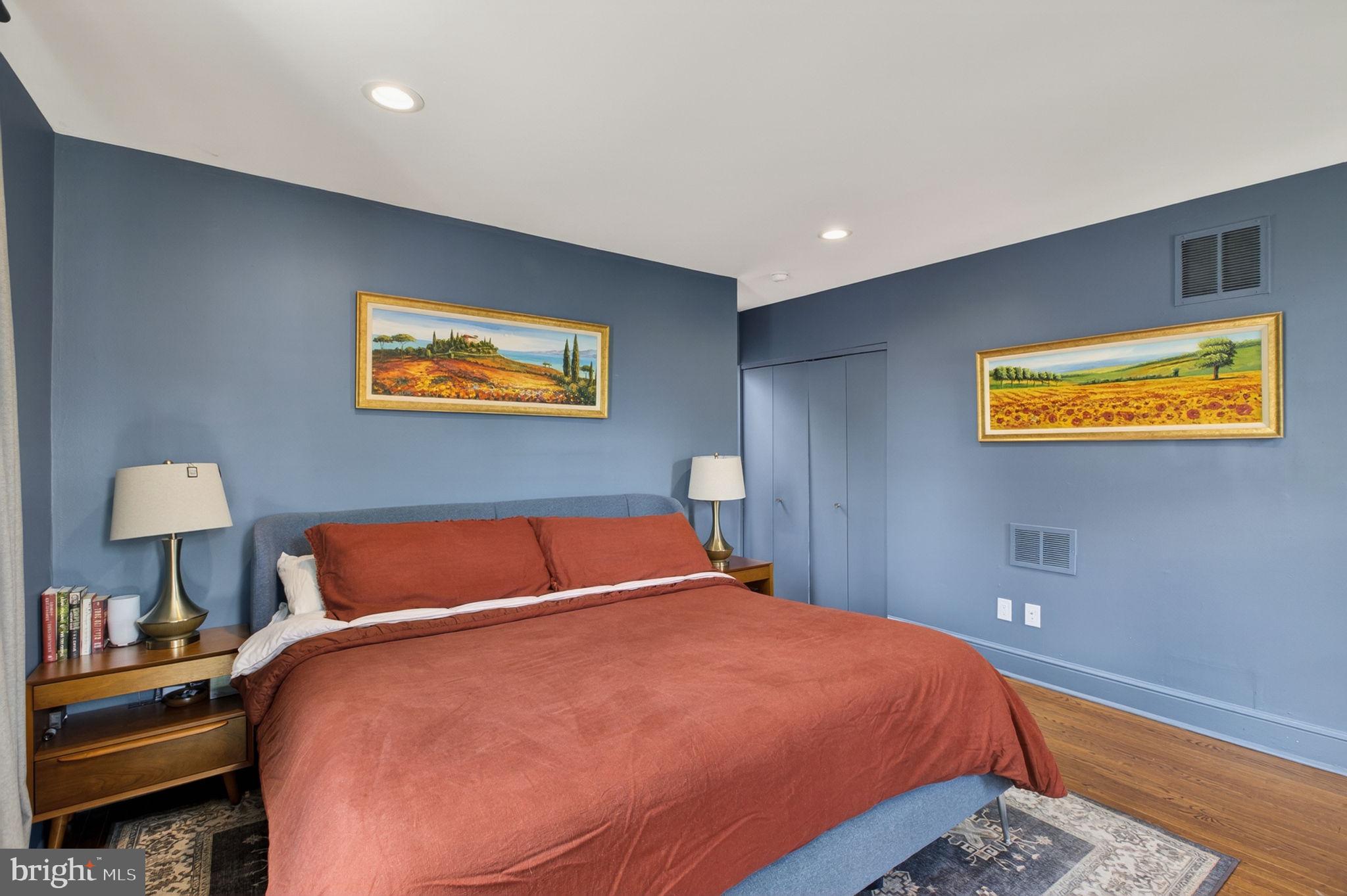 QUEEN VILLAGE - Residential