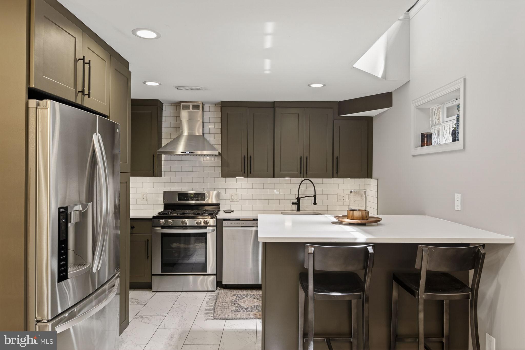 QUEEN VILLAGE - Residential