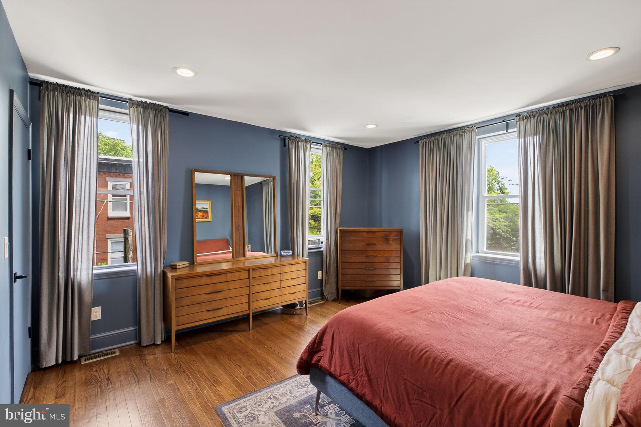 QUEEN VILLAGE - Residential