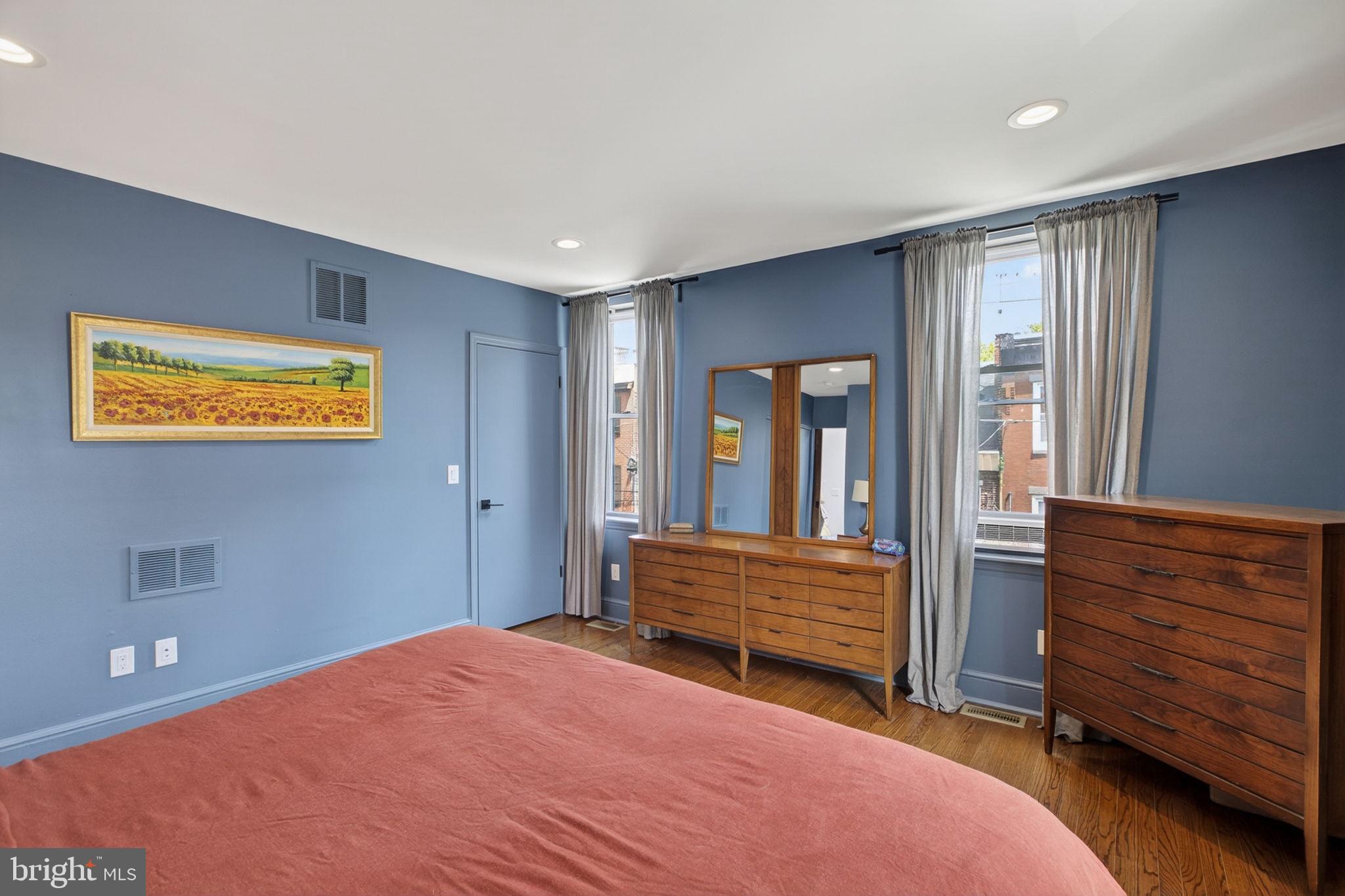 QUEEN VILLAGE - Residential