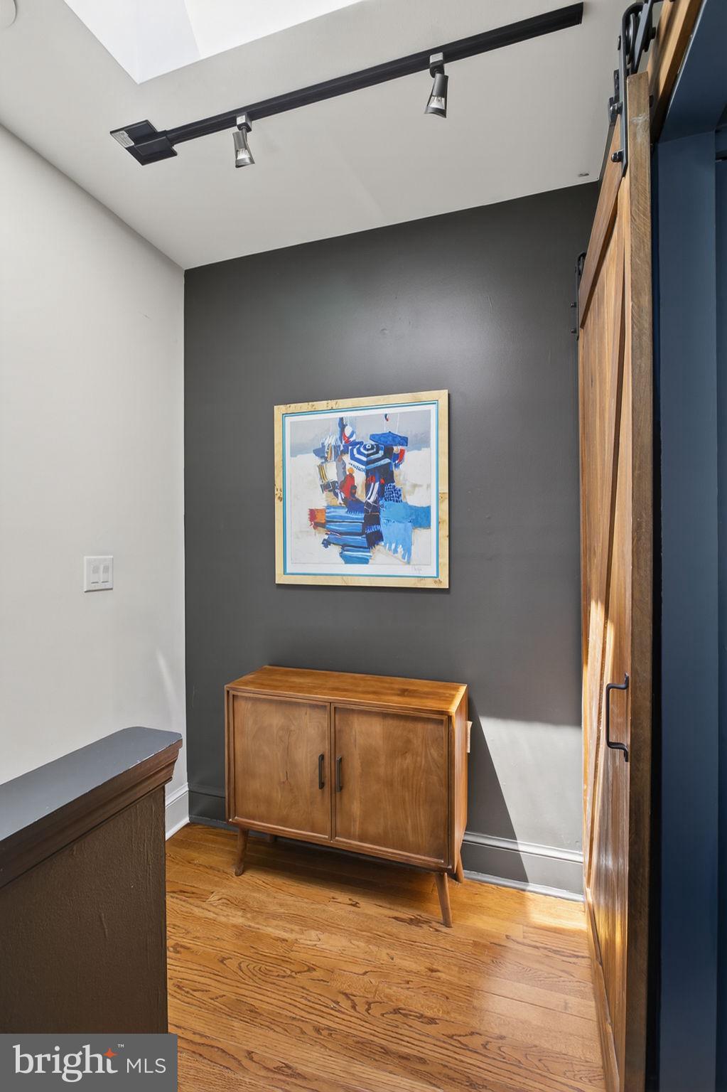 QUEEN VILLAGE - Residential