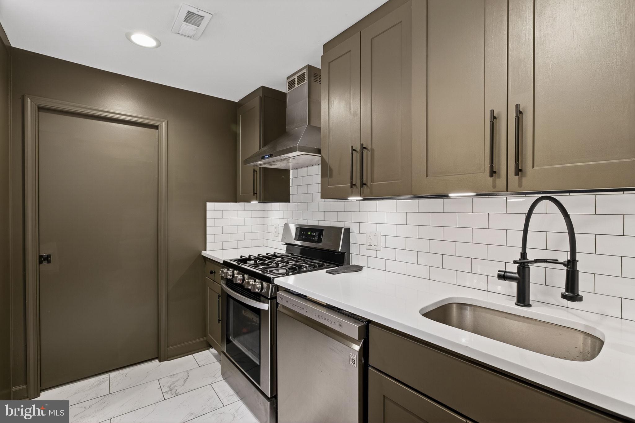 QUEEN VILLAGE - Residential