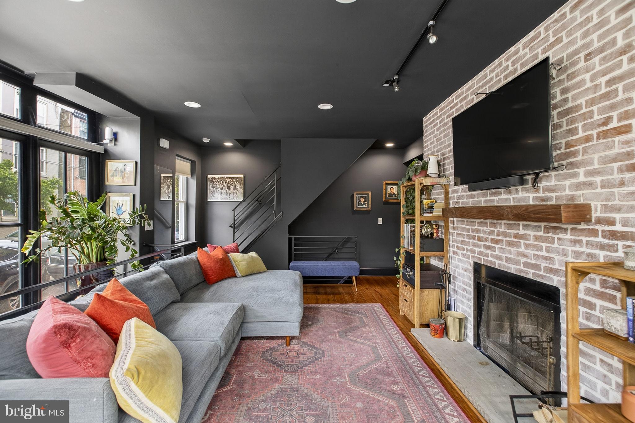 QUEEN VILLAGE - Residential