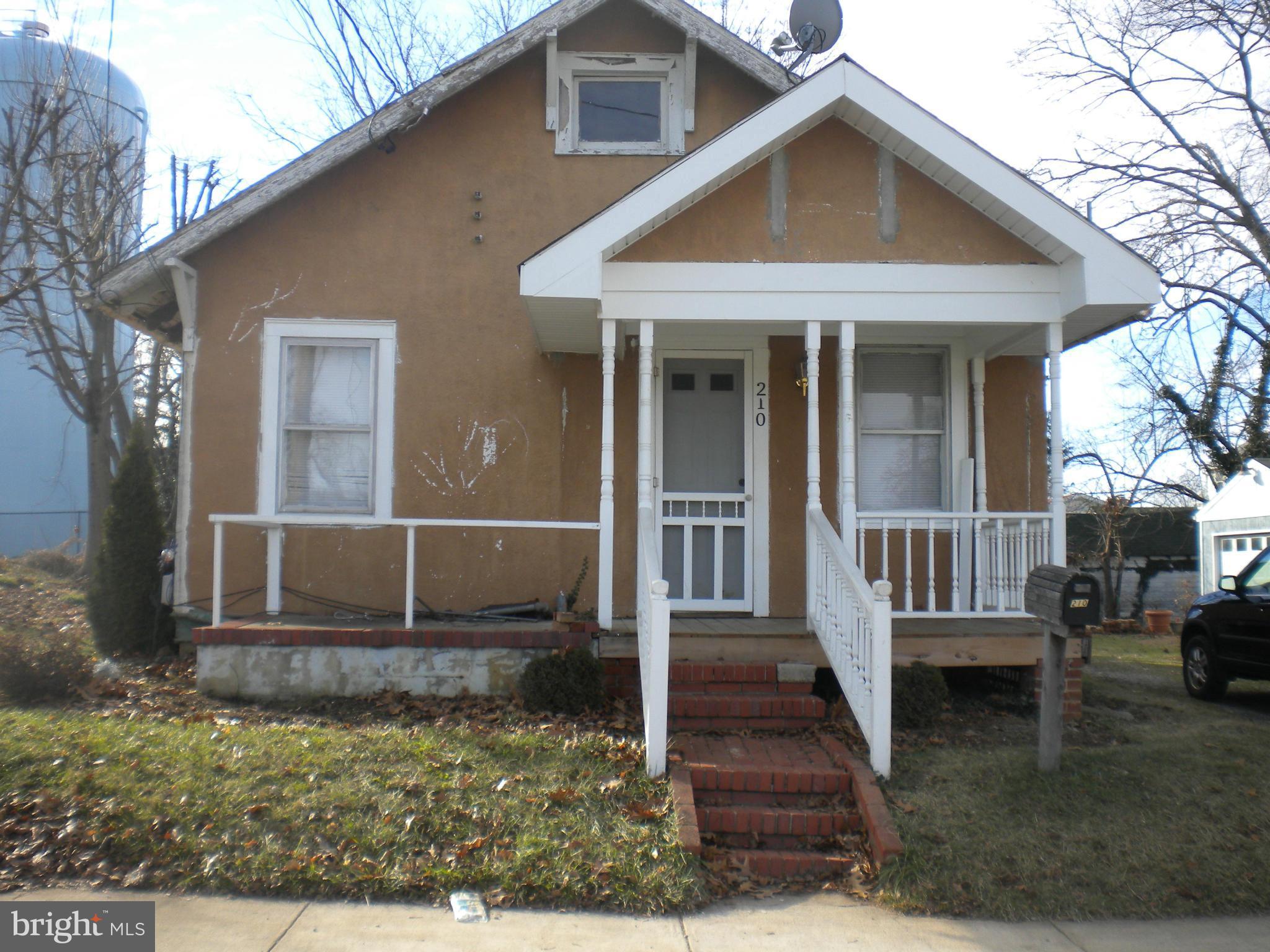Lovely cottage, new paint and updated bath, walking distance to town restaurants and farmers market, walking distance to park and pool, great commuter location, great location. Fenced in back yard. Very private.