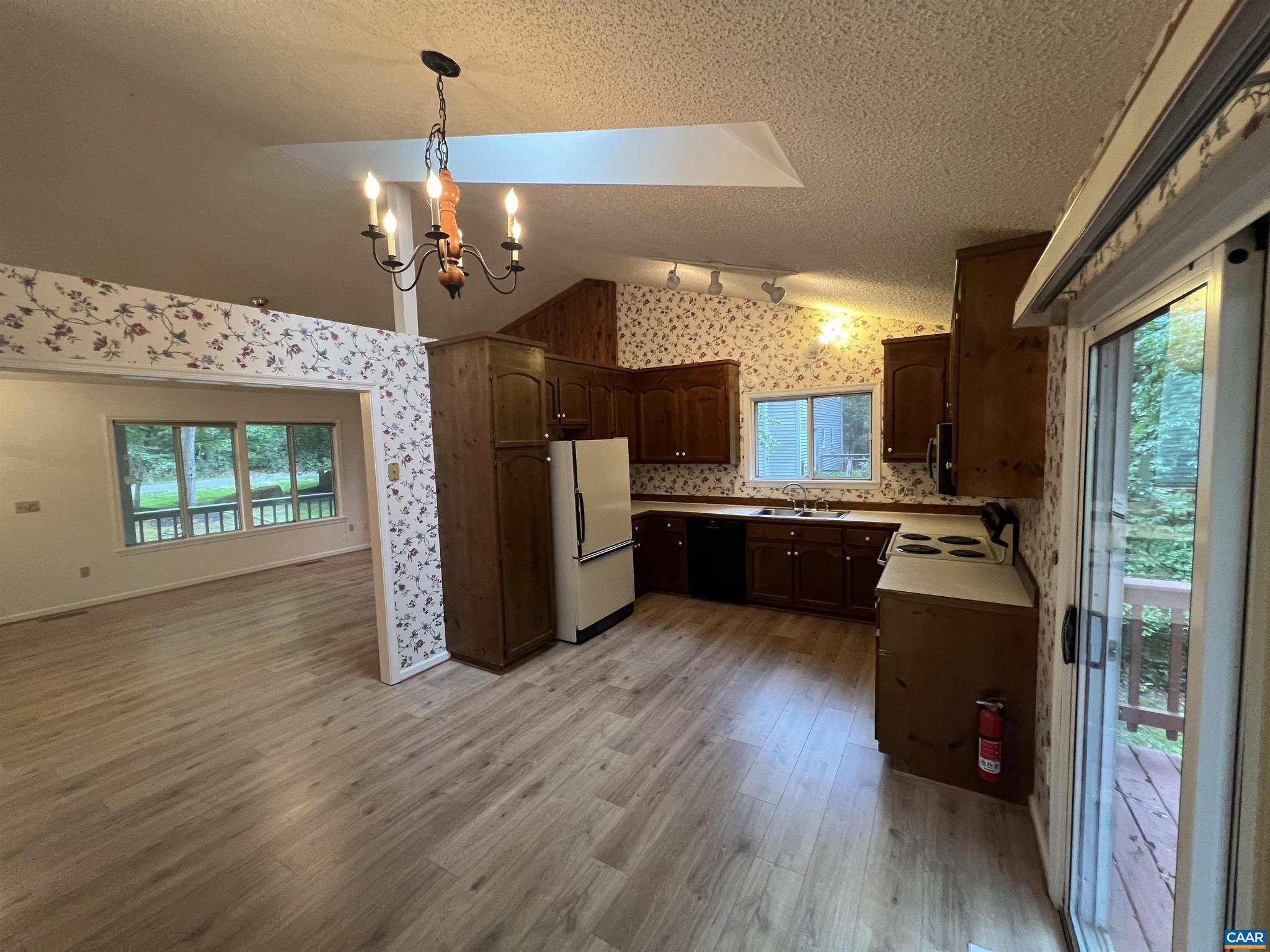 LAKE MONTICELLO - Residential