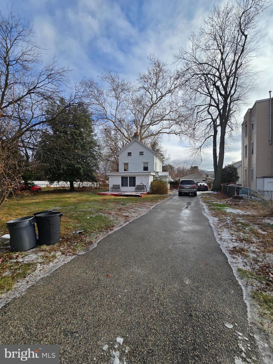 Well-maintained single-family home in Folcroft featuring 5 bedrooms and 1 full bathroom with 2,180 sqft of living space. Property is in excellent, move-in-ready condition and is currently Vacant. Ideal opportunity for investors seeking a turnkey, income-producing asset. Convenient location with easy access to major roads, shopping, and public transportation.

NOTE: The property will be sold in AS-IS condition. The buyer is responsible for U&O.