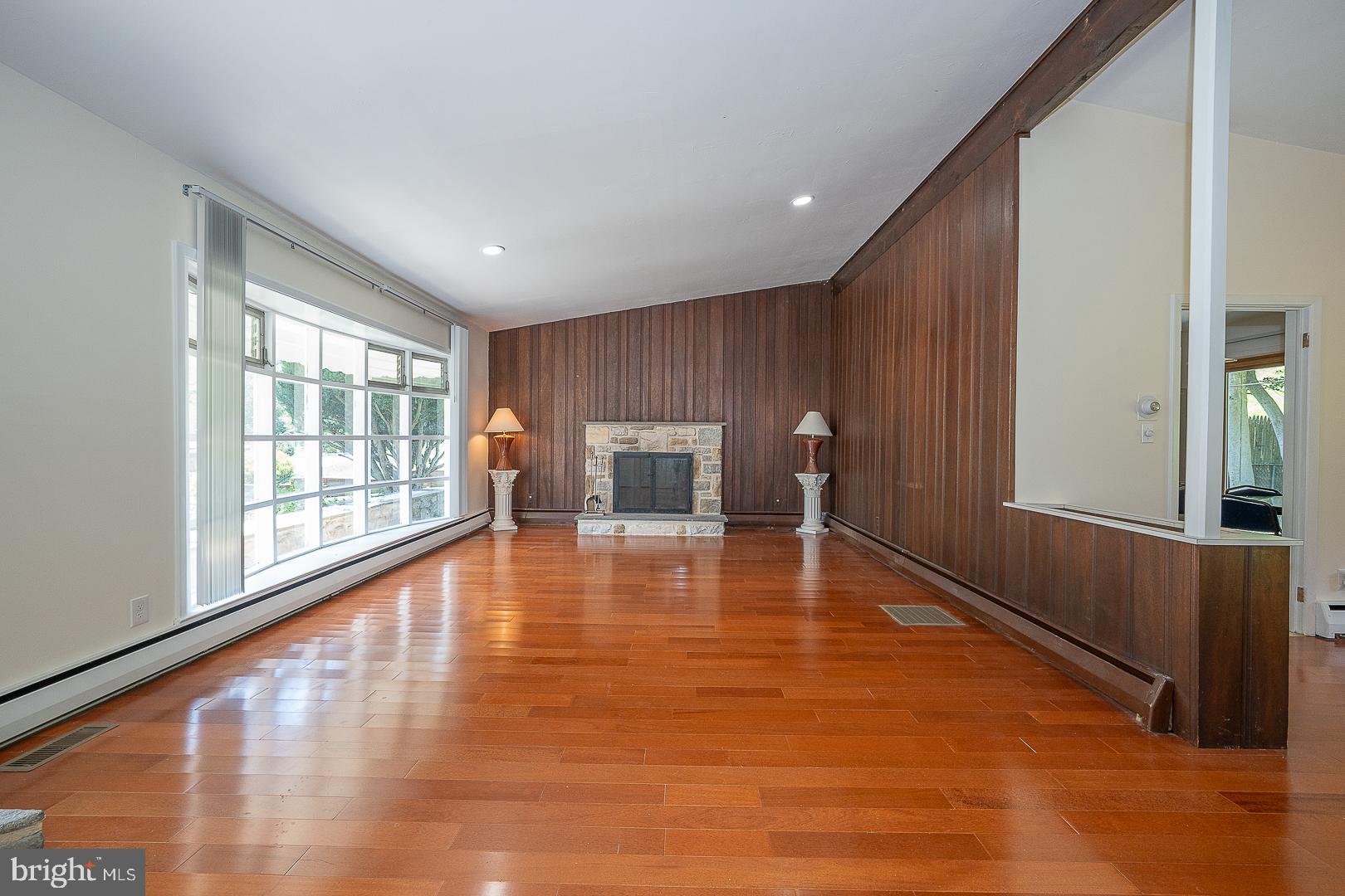 EXECUTIVE ESTATES - Residential