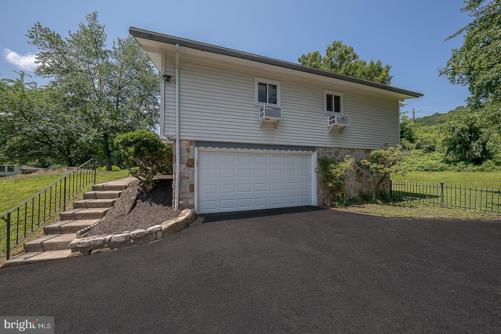 EXECUTIVE ESTATES - Residential