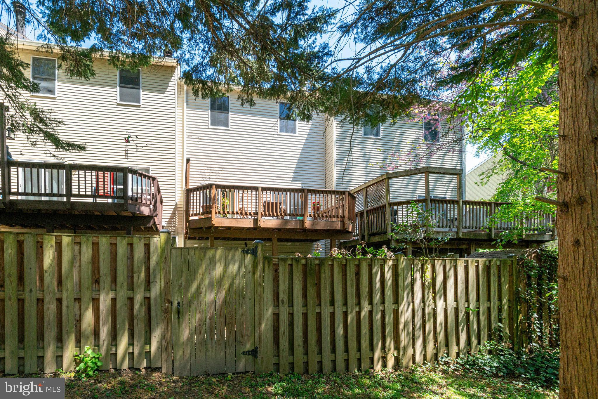 5706 LAKESIDE OAK LANE
