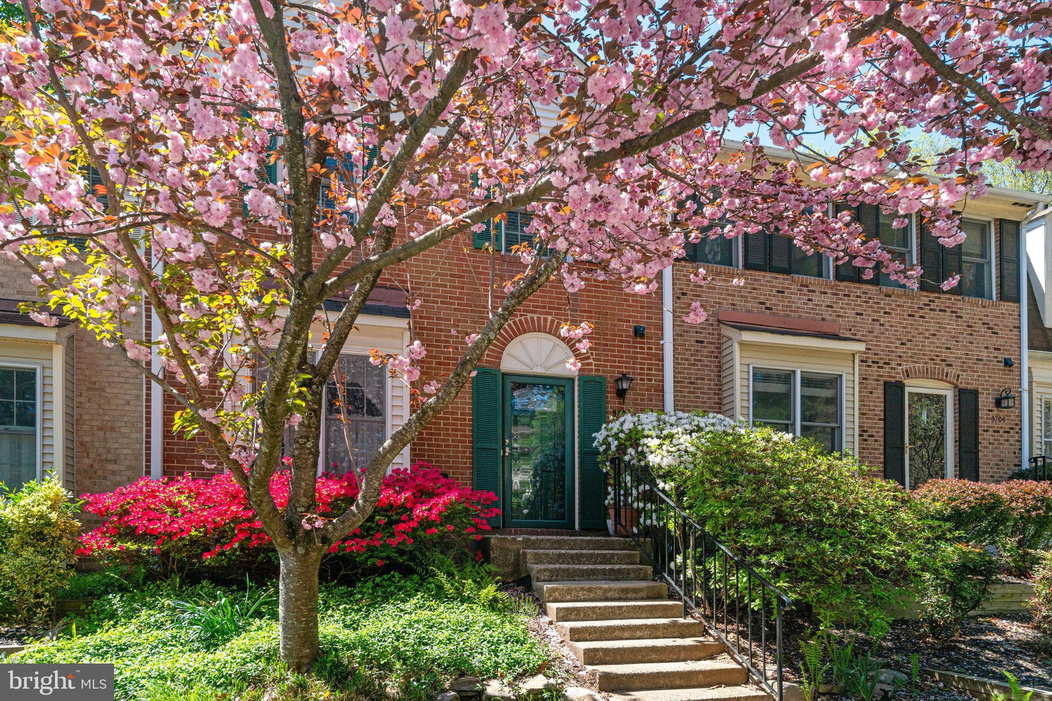 5706 LAKESIDE OAK LANE