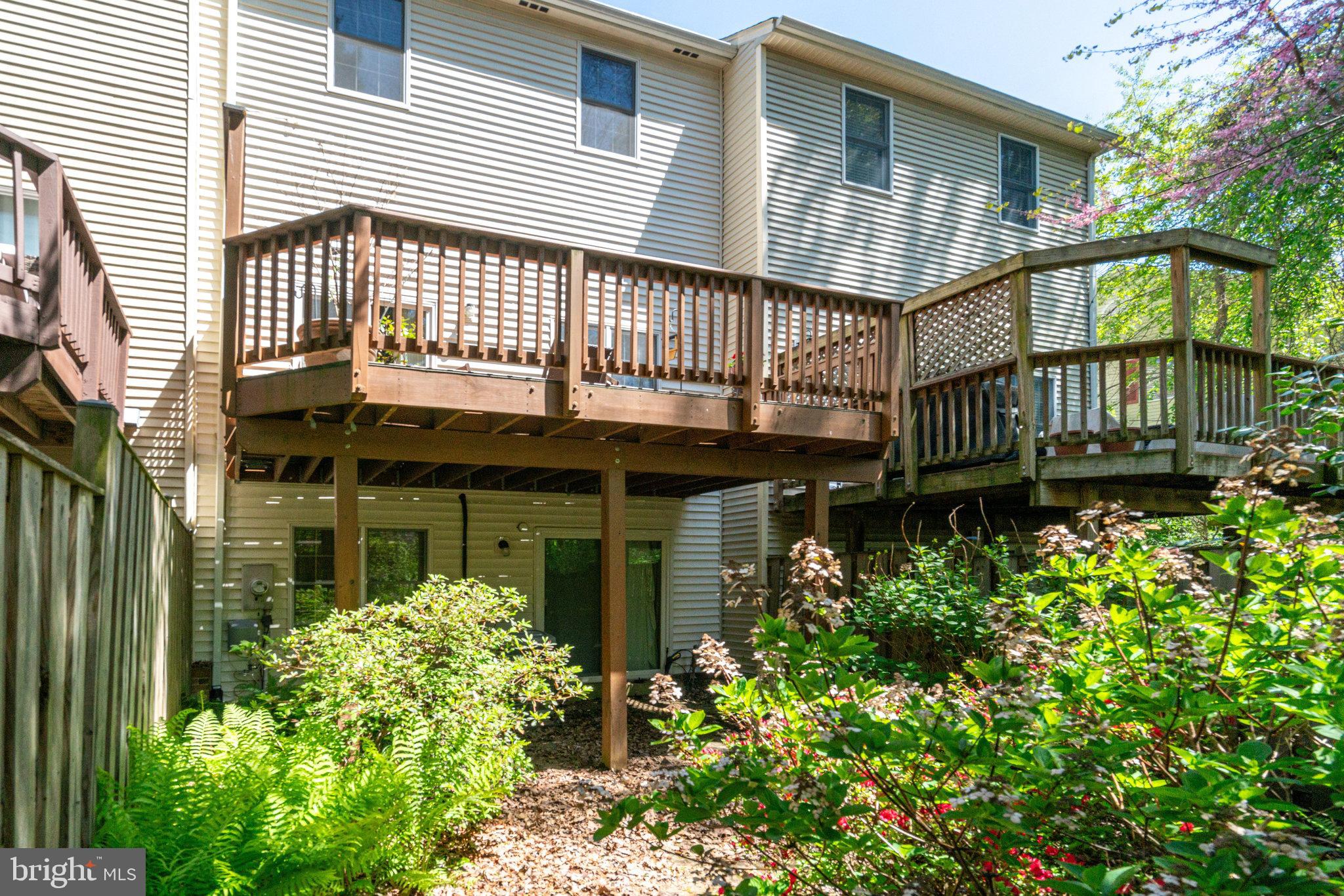 5706 LAKESIDE OAK LANE