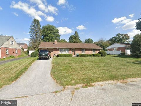 Photo of 215 Tennyson Drive, Lancaster, PA 17602 (MLS # PALA2043336)