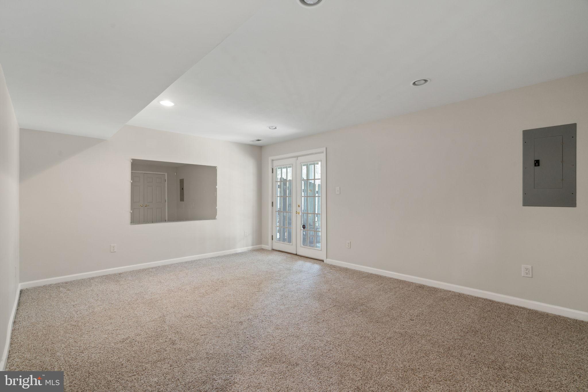 SPRING KNOLL - Residential