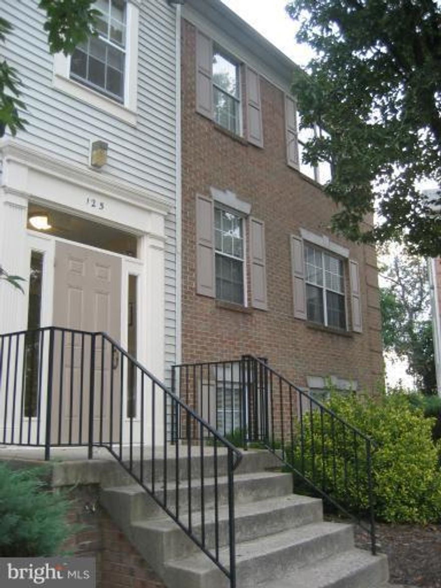 Bright penthouse. Great commuting location. Pristine 3 bedroom 2 bathroom with sunroom condo in desirable FOX Chapel. Fresh with new paint (2013). New heater(2013). Wonderful community amenities but low condo fees. Pets are allowed. Close to route 7 and Leesburg mall. Grocery and restaurants minutes away. Ideal first home, or a great investment property. Hurry...this one will not last!