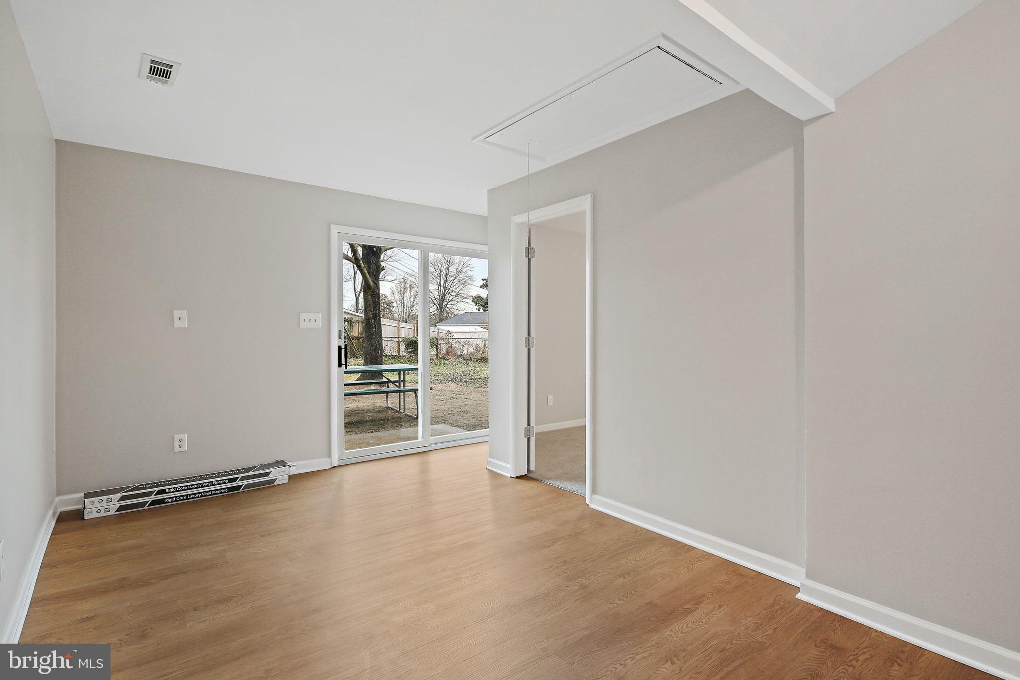 COUNTRY CLUB MANOR - Residential