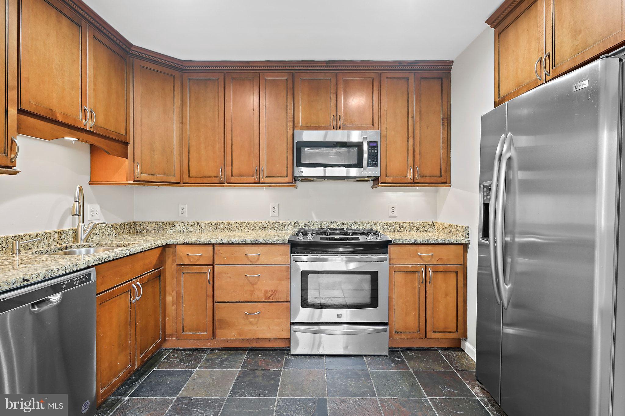 COUNTRY CLUB MANOR - Residential