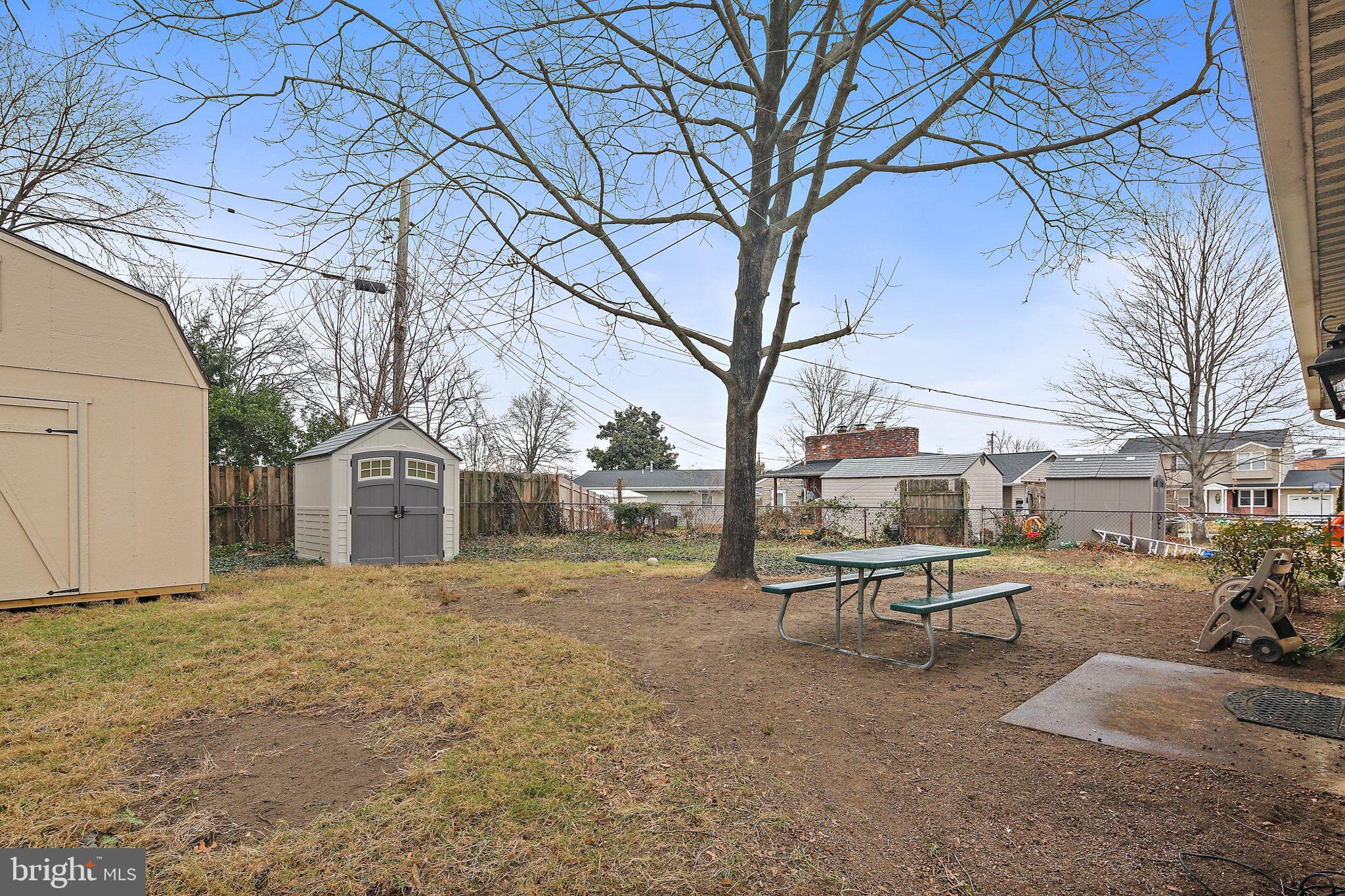 COUNTRY CLUB MANOR - Residential