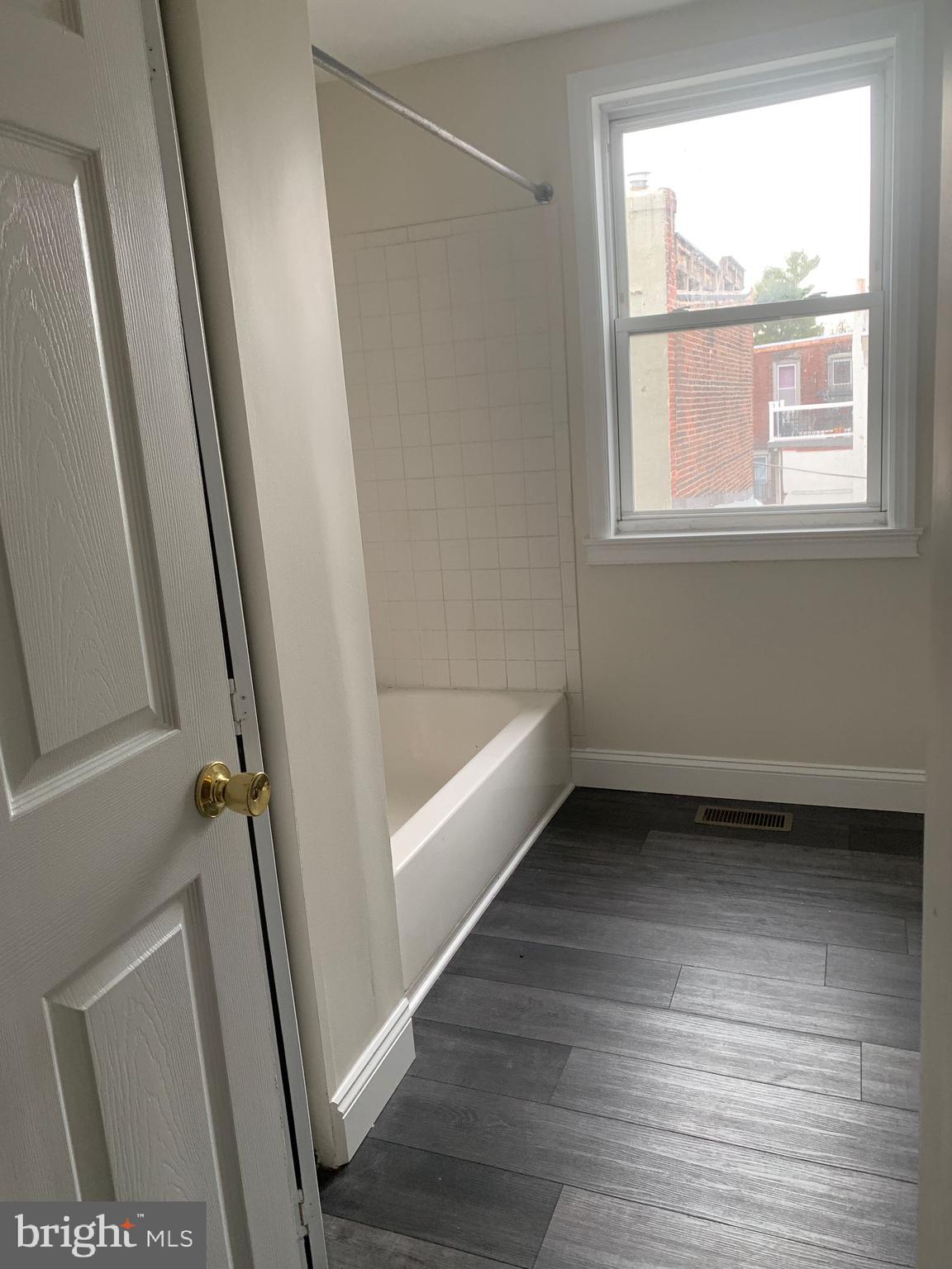 QUEEN VILLAGE - Residential