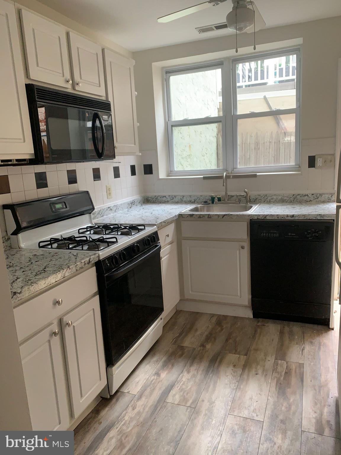 QUEEN VILLAGE - Residential