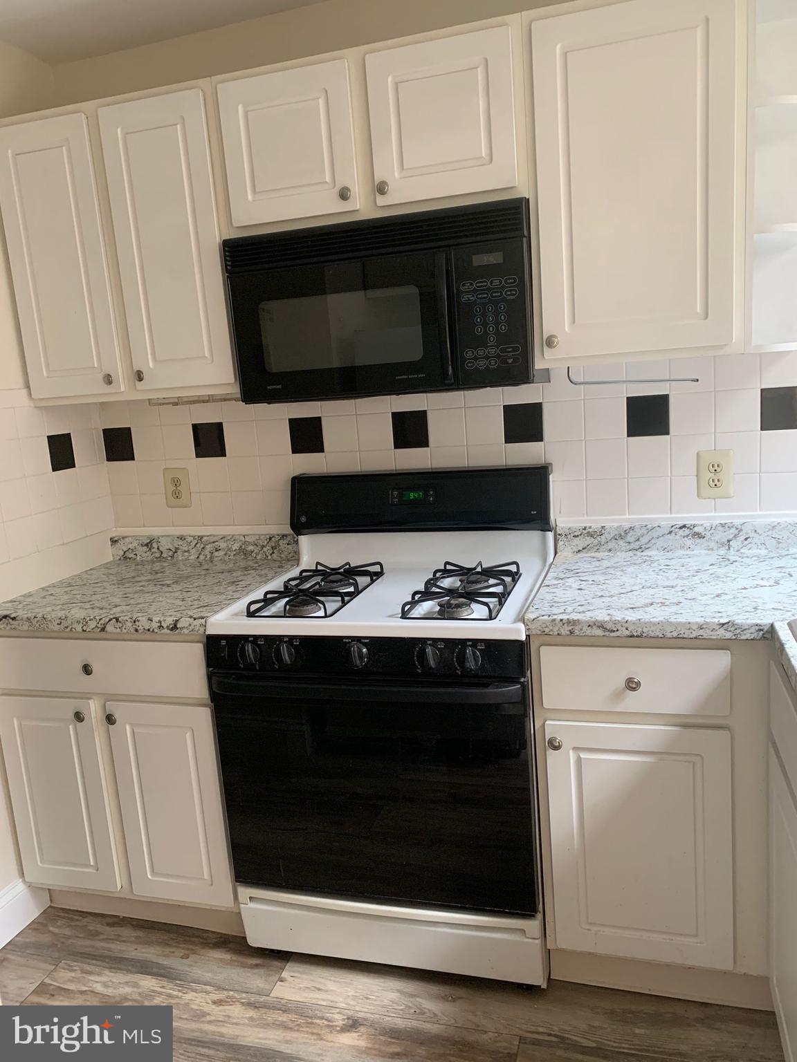 QUEEN VILLAGE - Residential