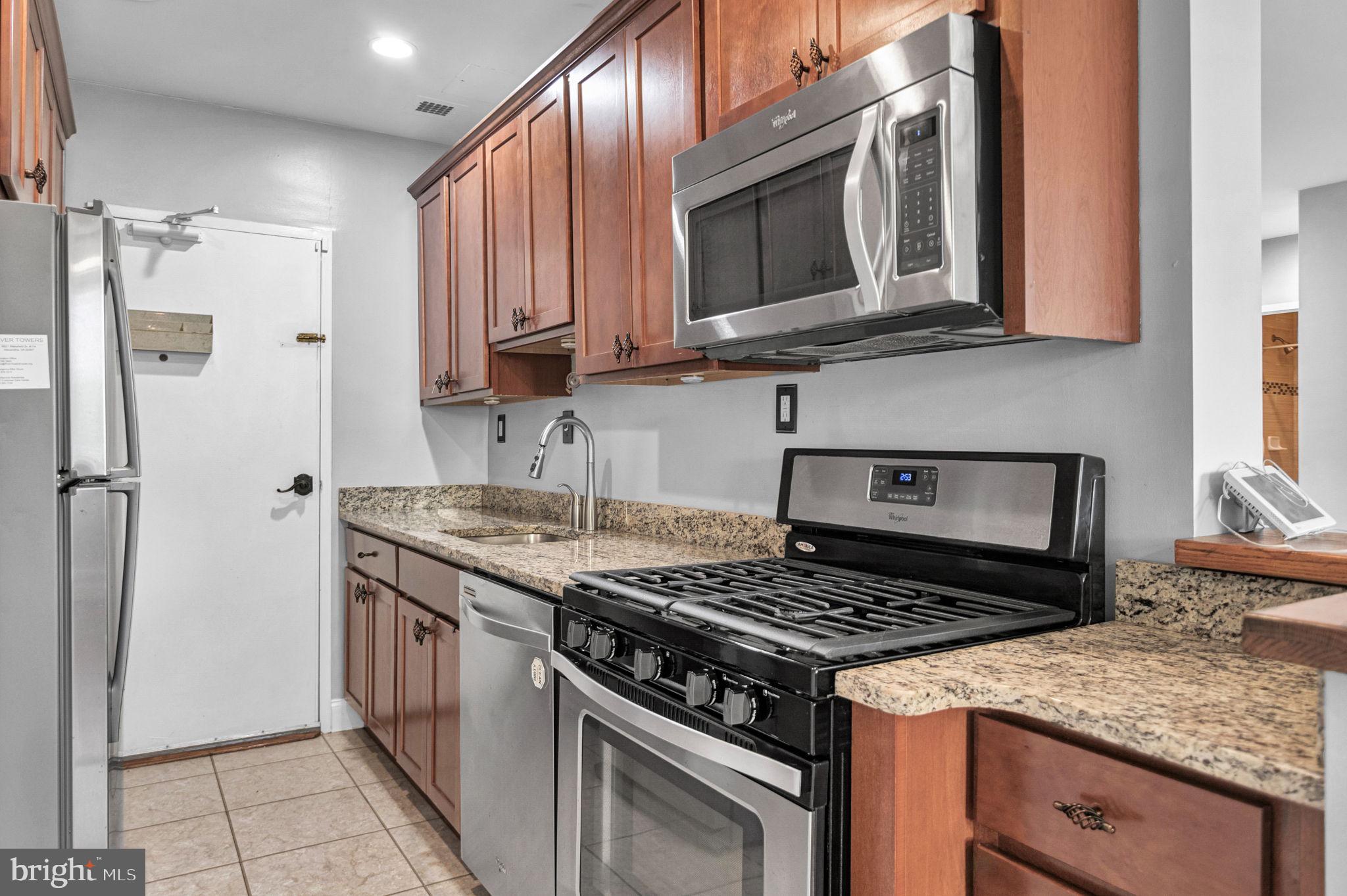 RIVER TOWERS - Residential