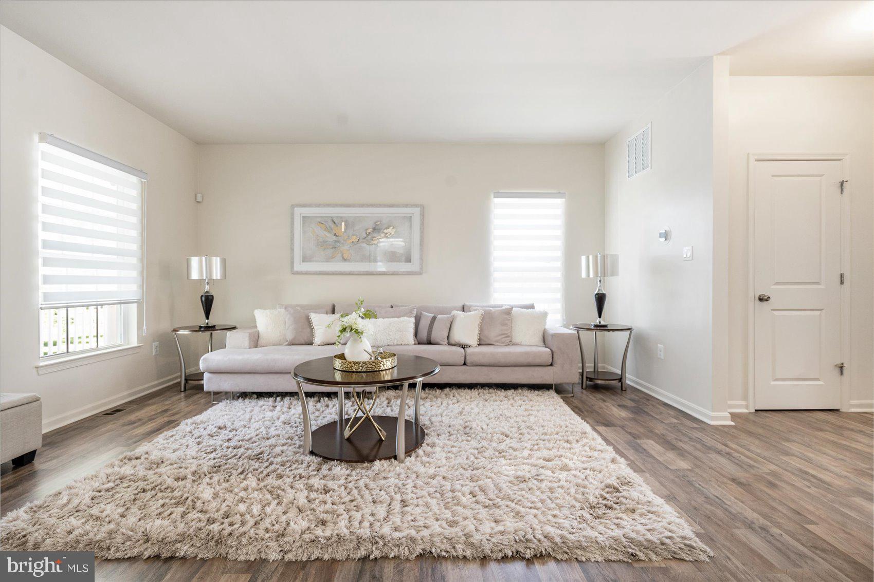 RENAISSANCE SQUARE - Residential