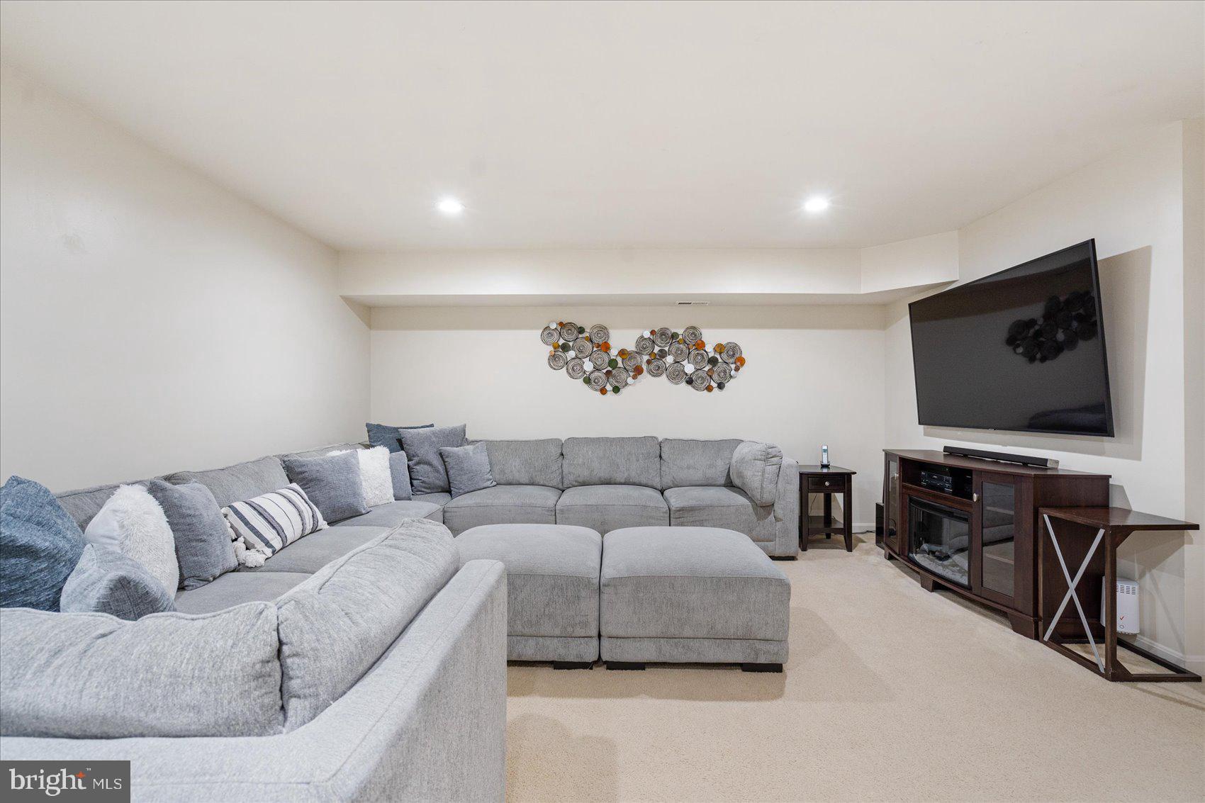 RENAISSANCE SQUARE - Residential