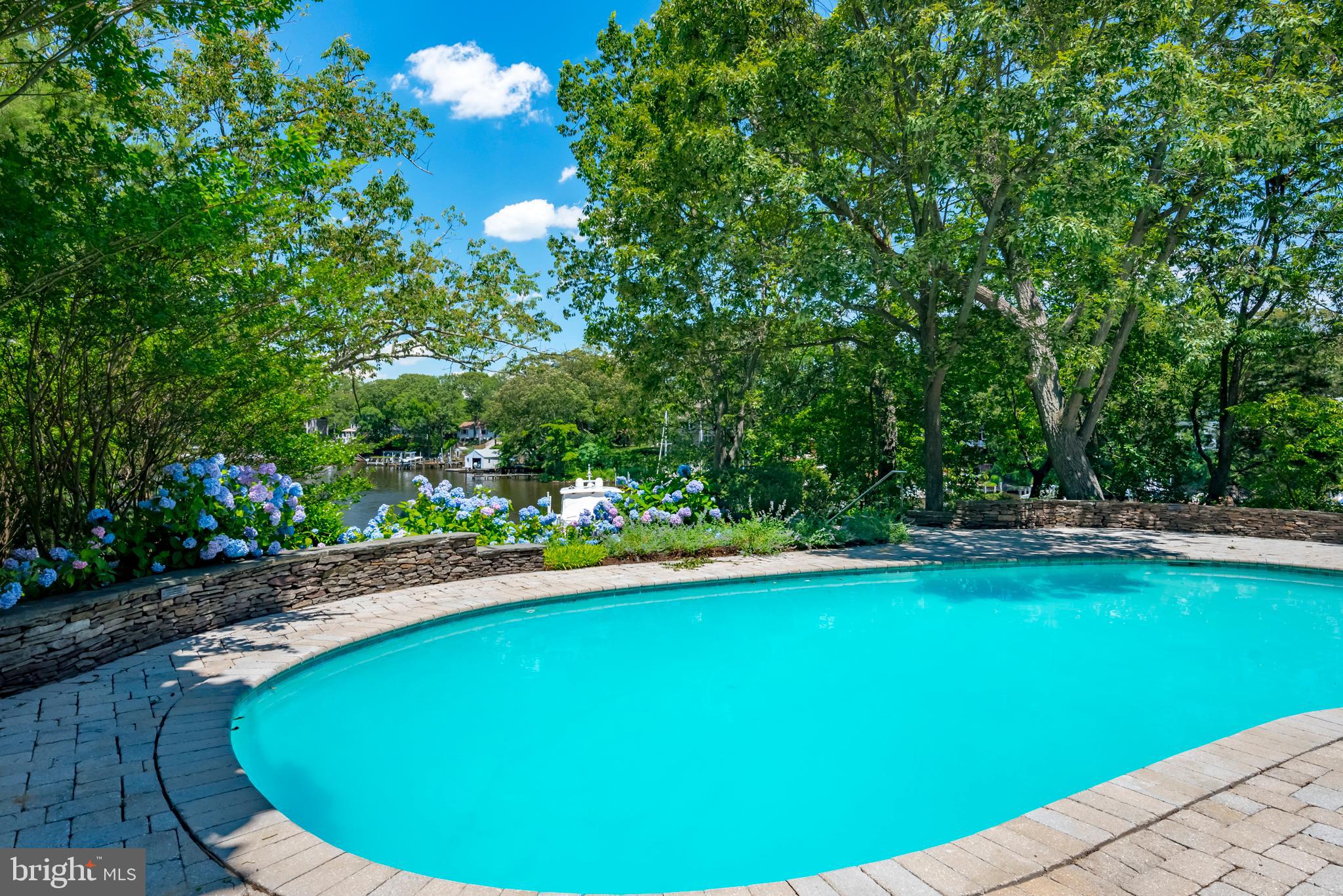 TWIN HARBORS - Residential