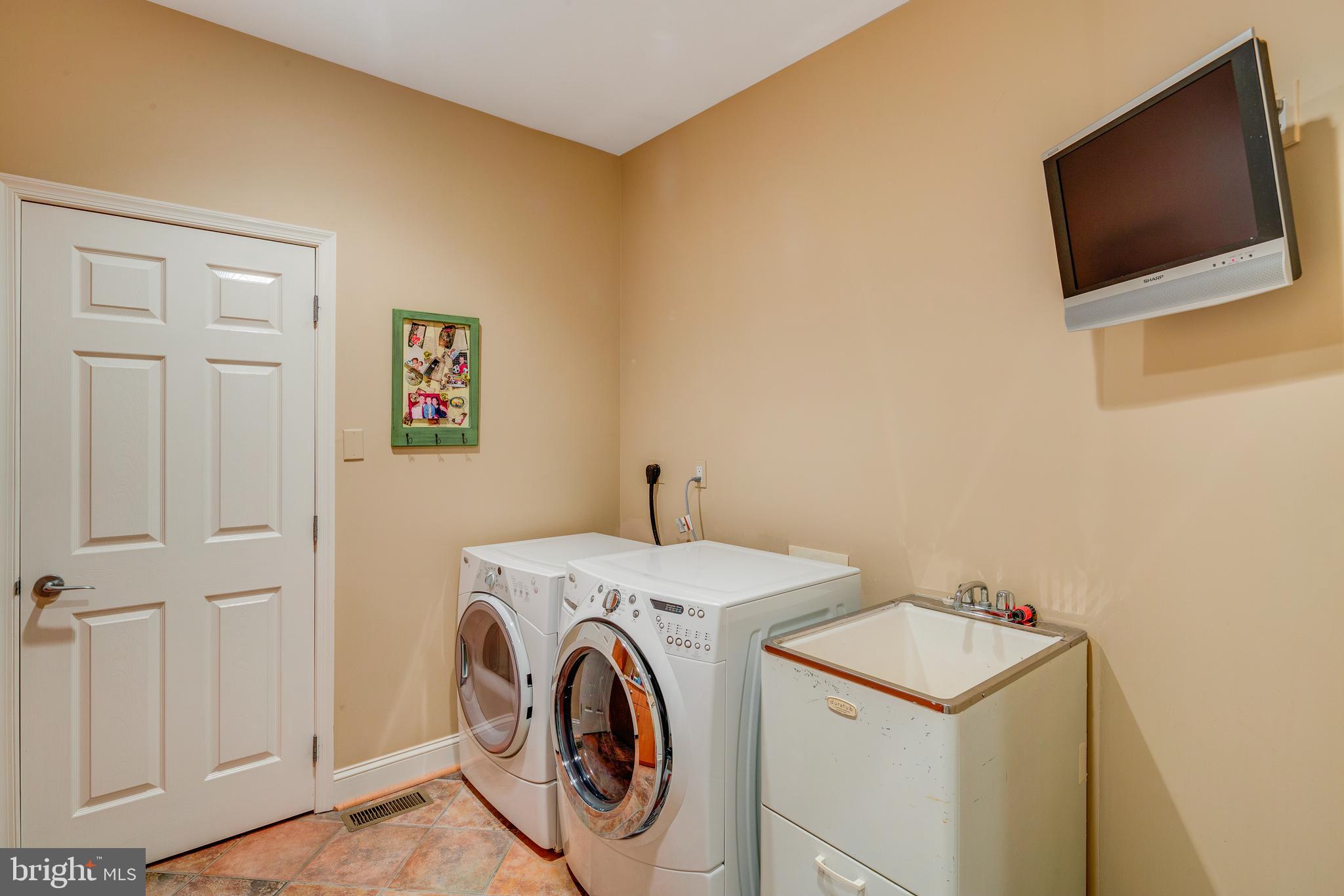 COUNTRYVIEW - Residential