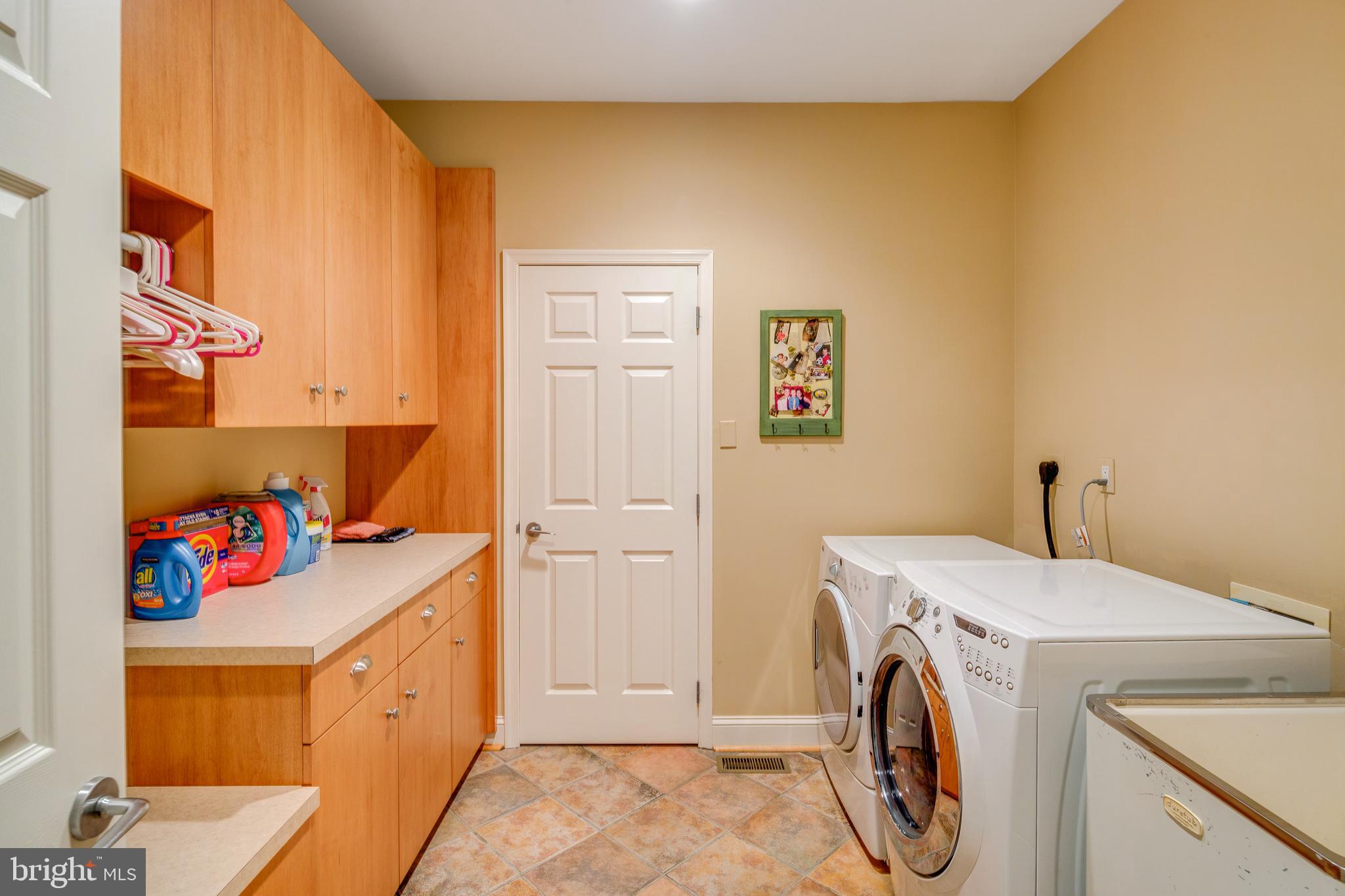 COUNTRYVIEW - Residential