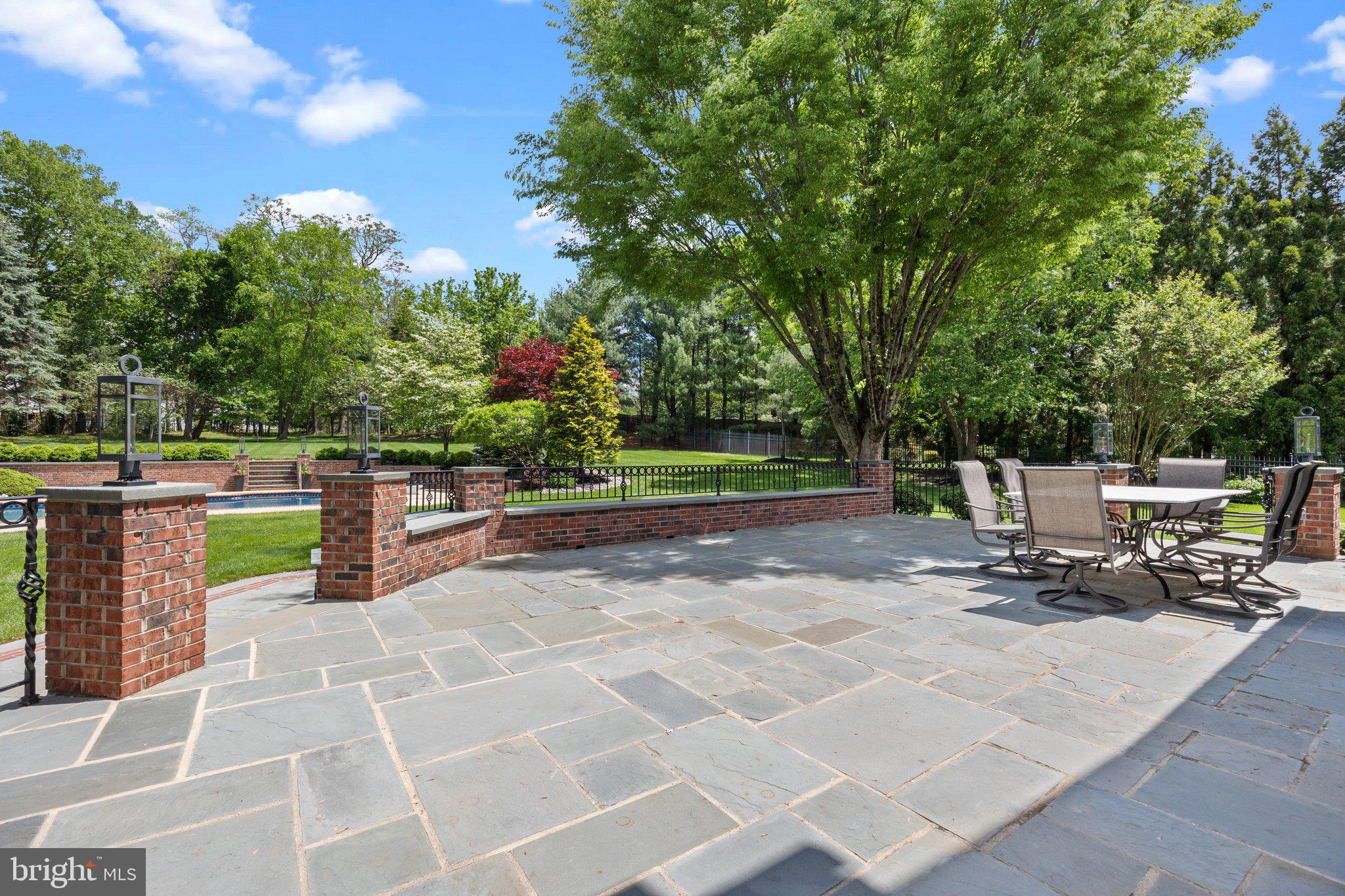 HIDDEN LAKE - Residential