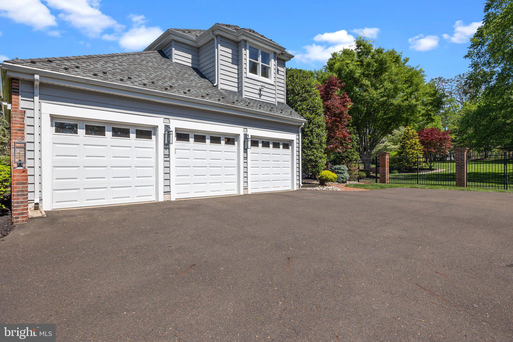 HIDDEN LAKE - Residential