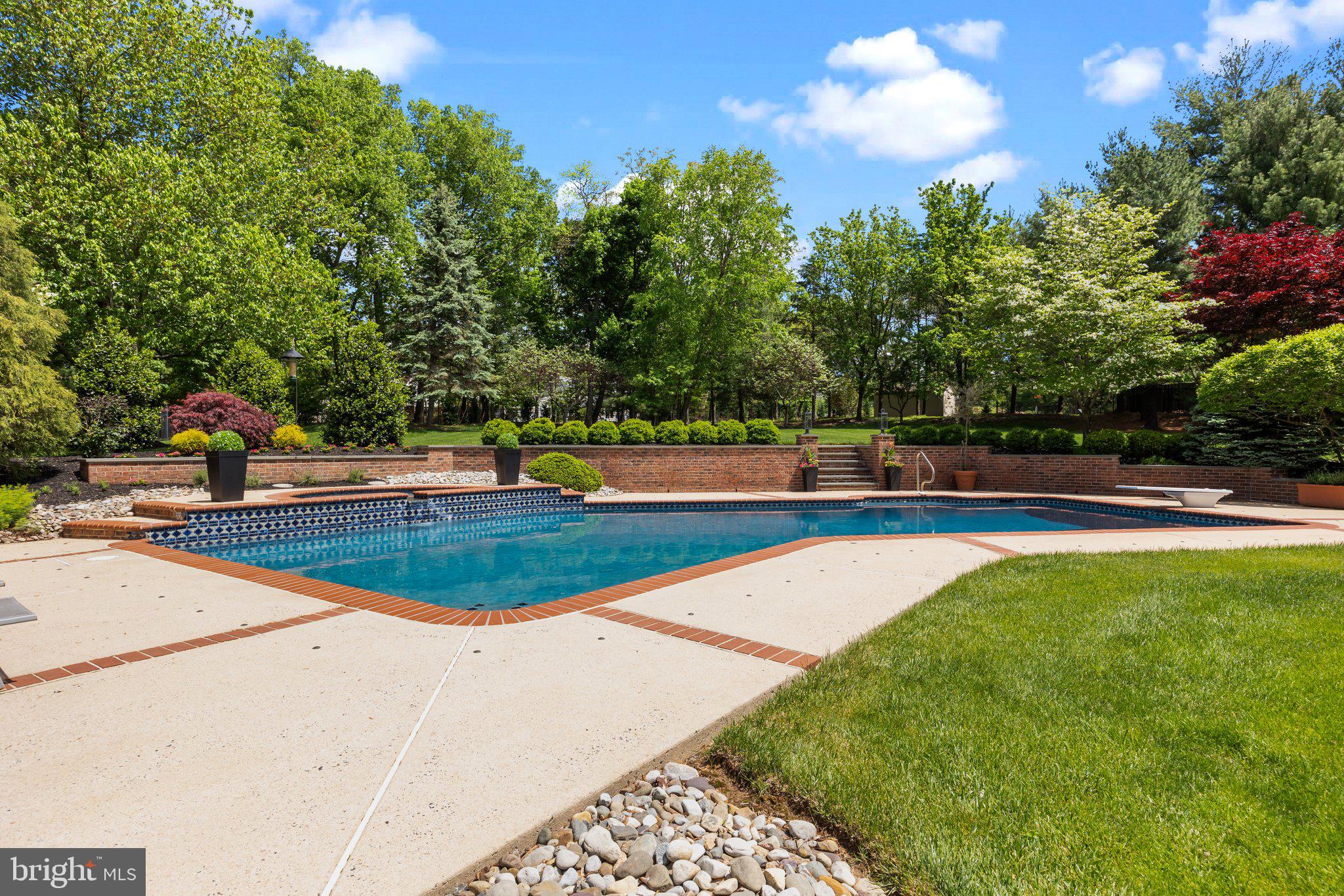 HIDDEN LAKE - Residential