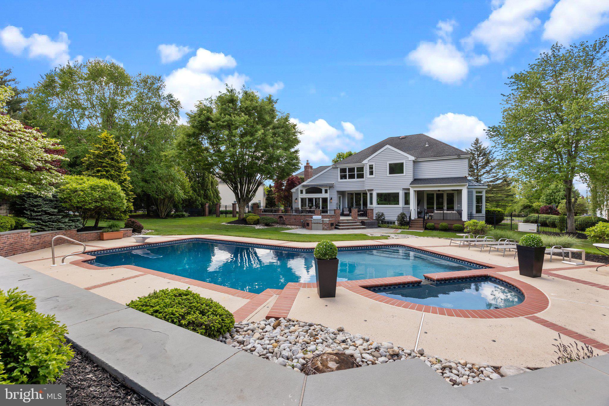 HIDDEN LAKE - Residential