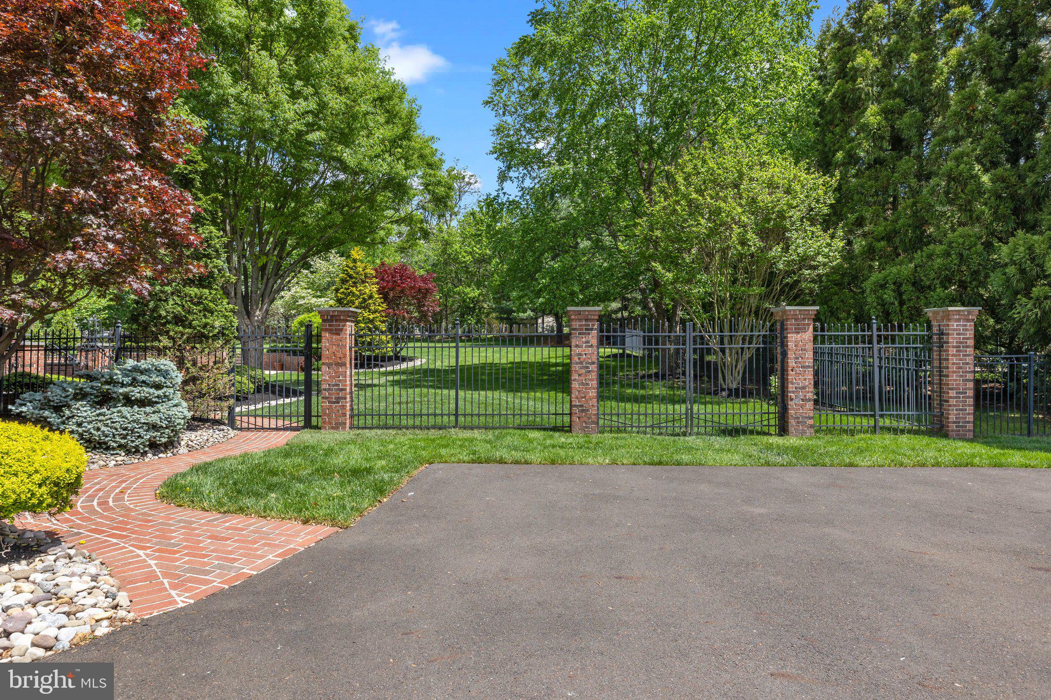 HIDDEN LAKE - Residential