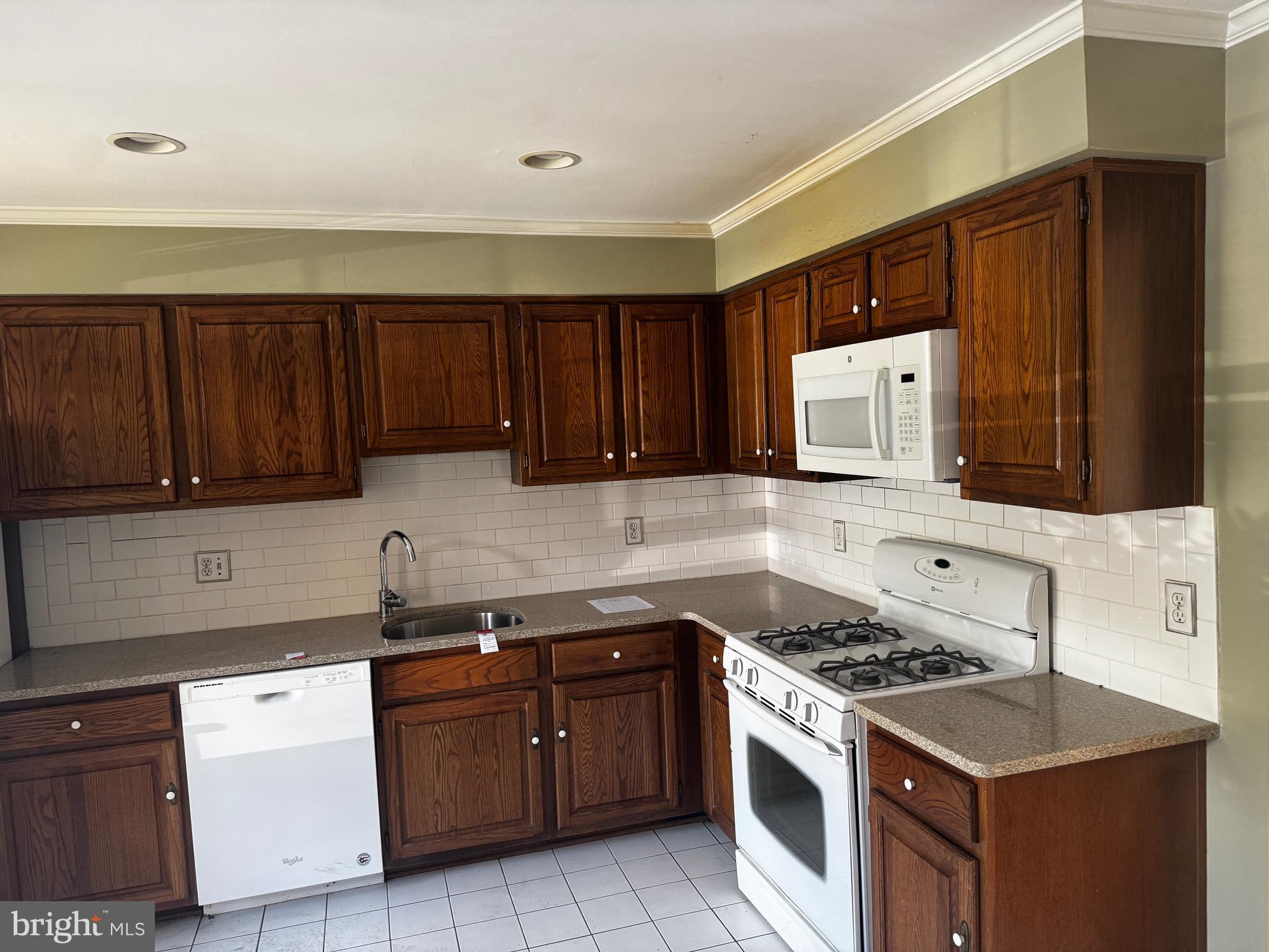 3154 STRATFORD COURT