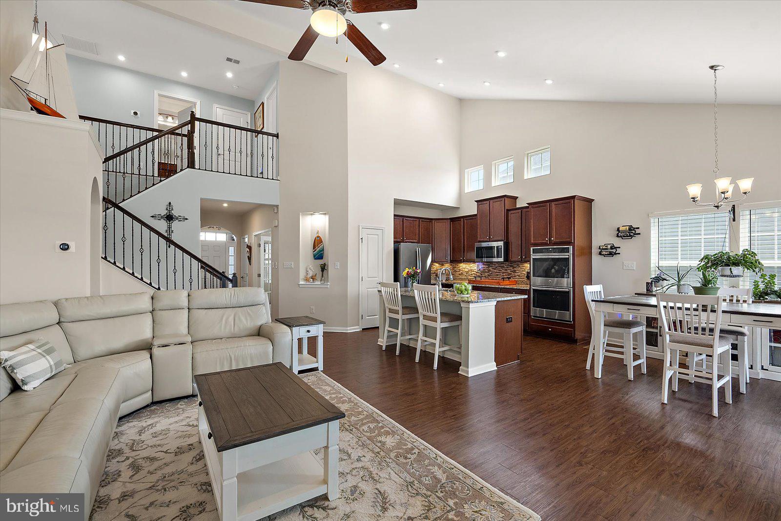 PELICAN POINT - Residential